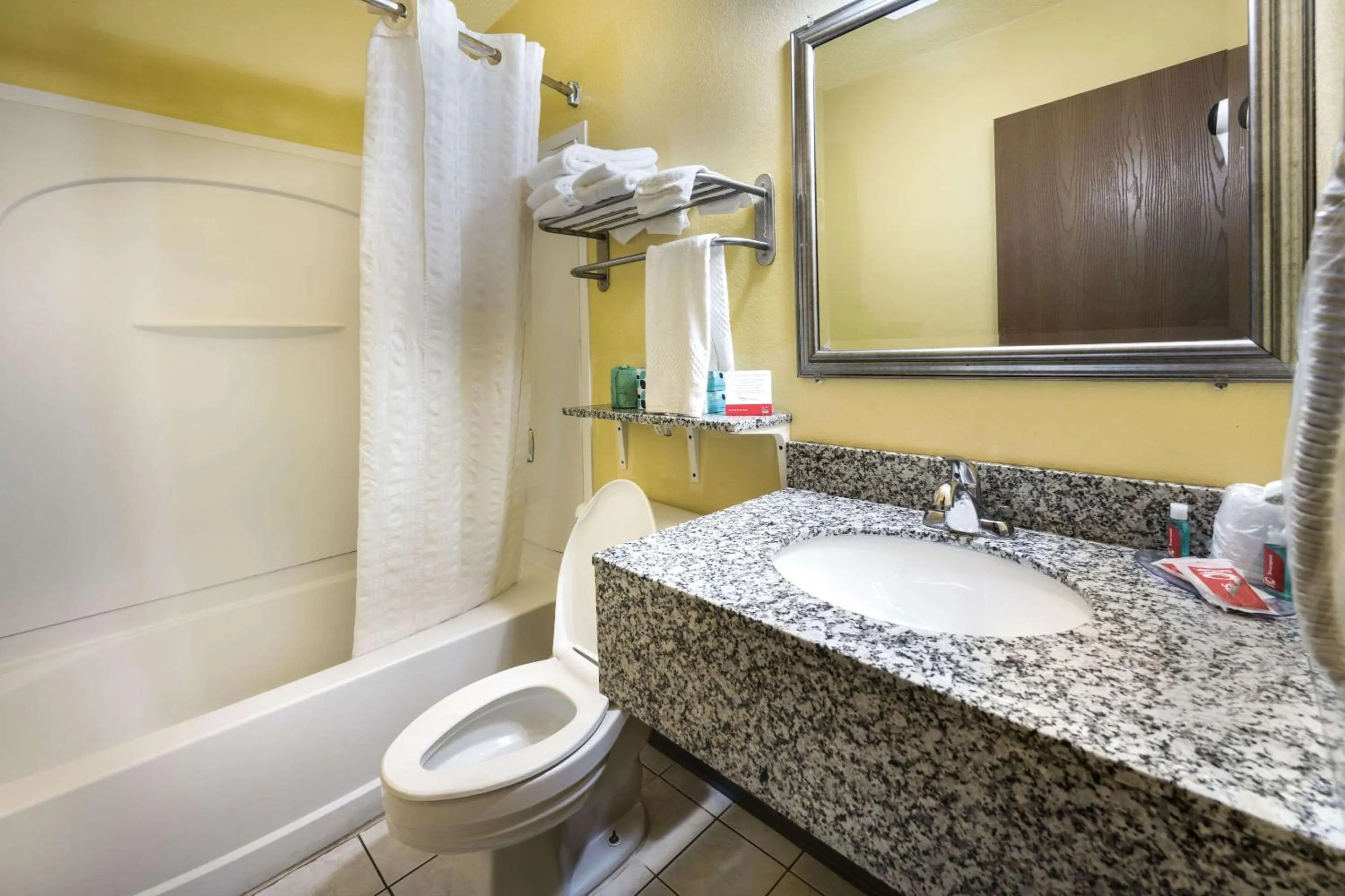 Bedroom in Econo Lodge Spotsylvania Town Center