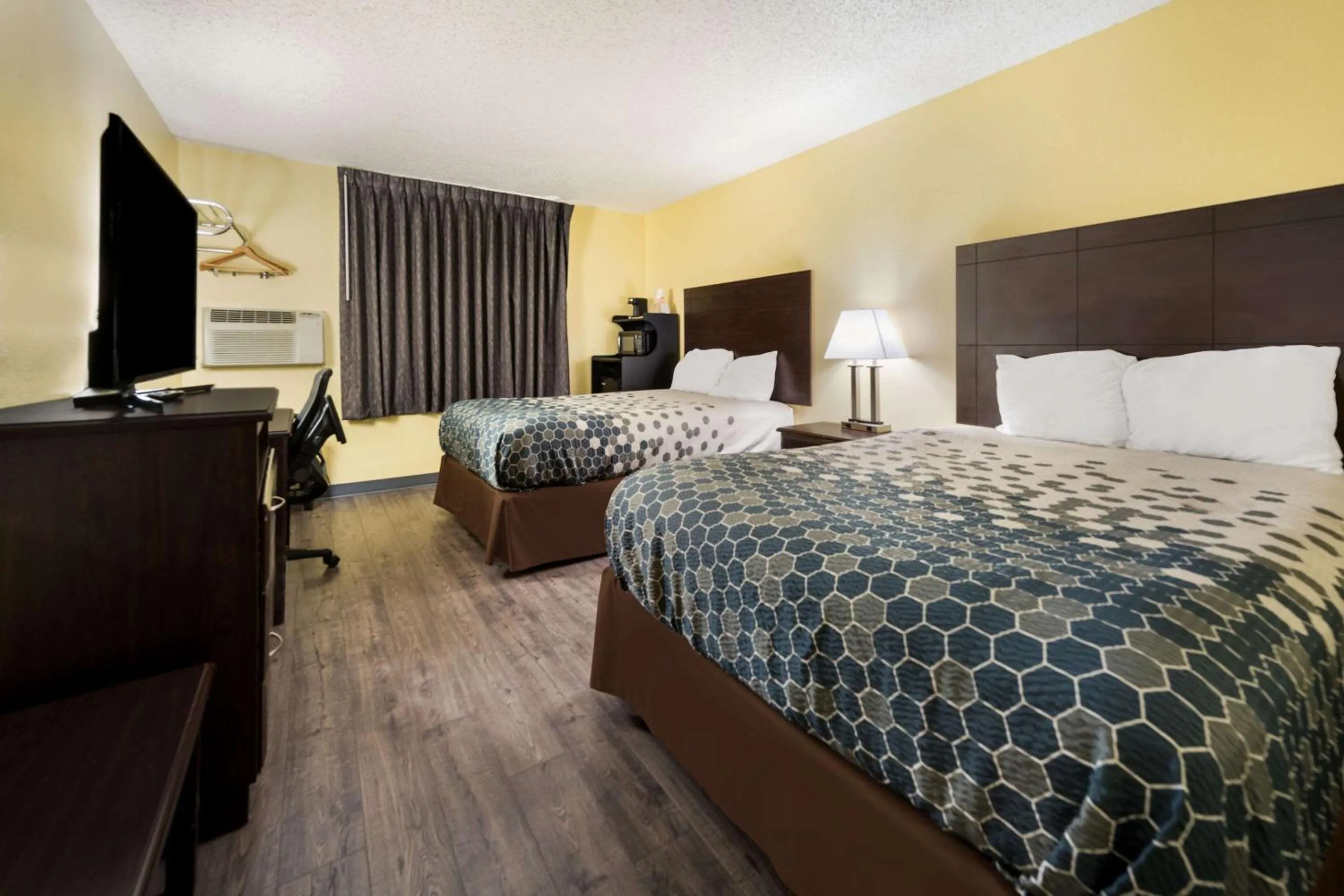 Bedroom, Bed in Econo Lodge Spotsylvania Town Center