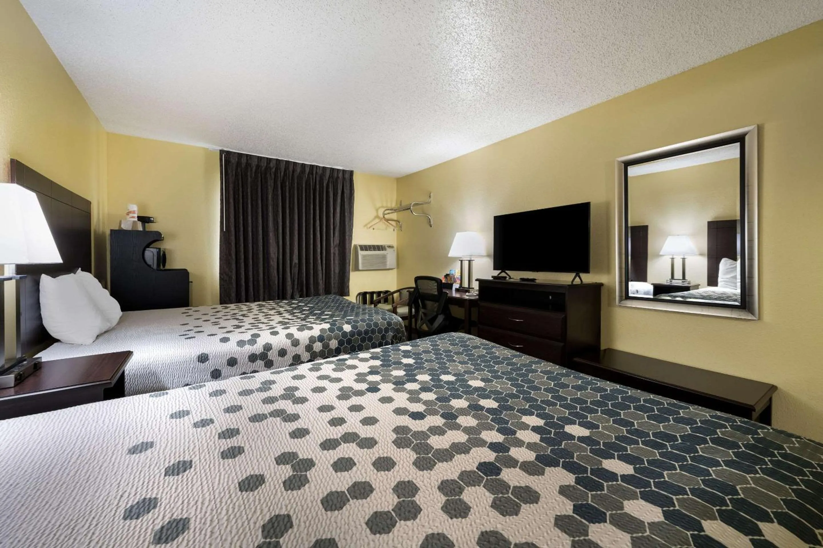 Bedroom, Bed in Econo Lodge Spotsylvania Town Center