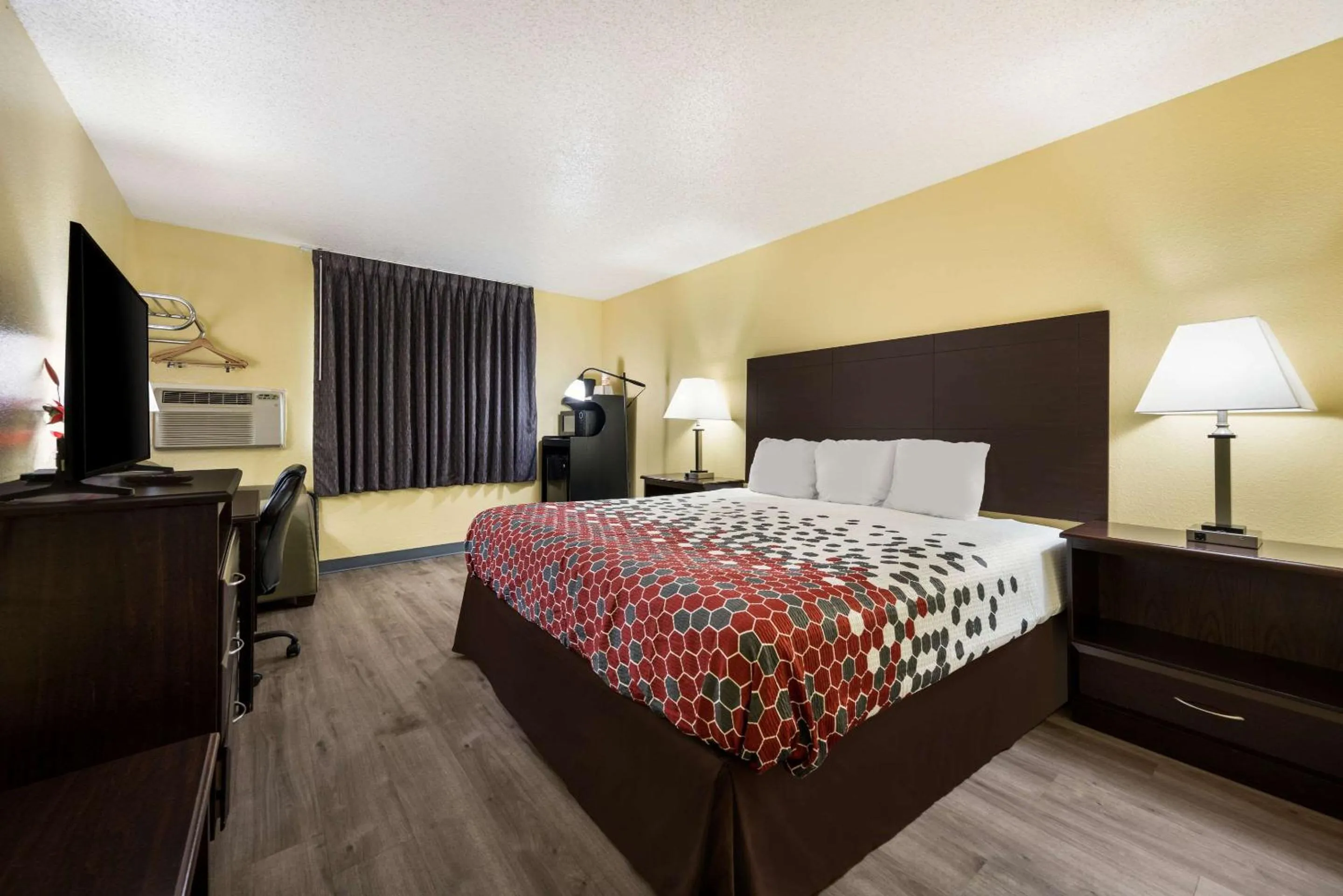 Bedroom, Bed in Econo Lodge Spotsylvania Town Center