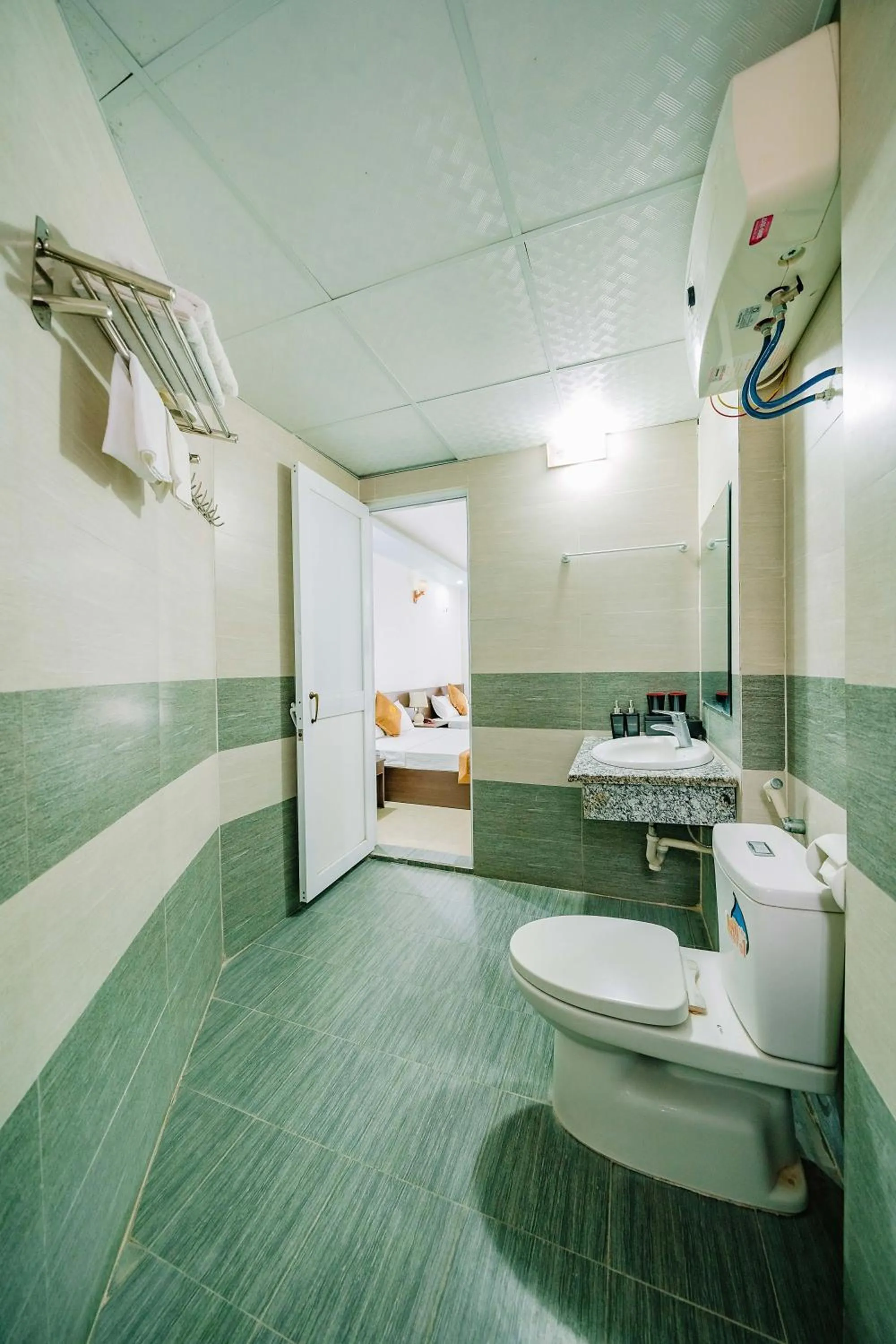 Toilet in Phuong Dong Hotel