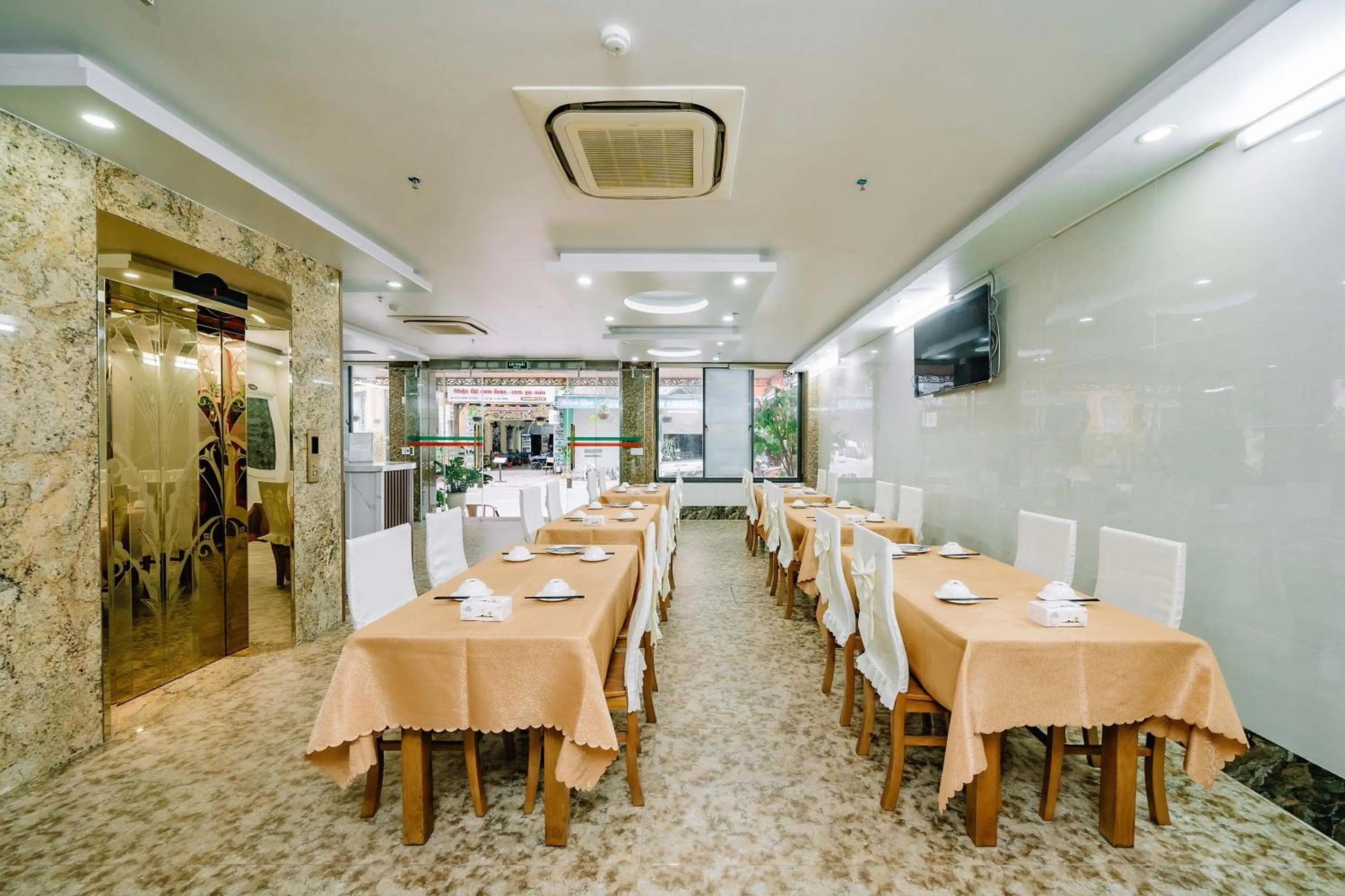 Restaurant/places to eat in Phuong Dong Hotel