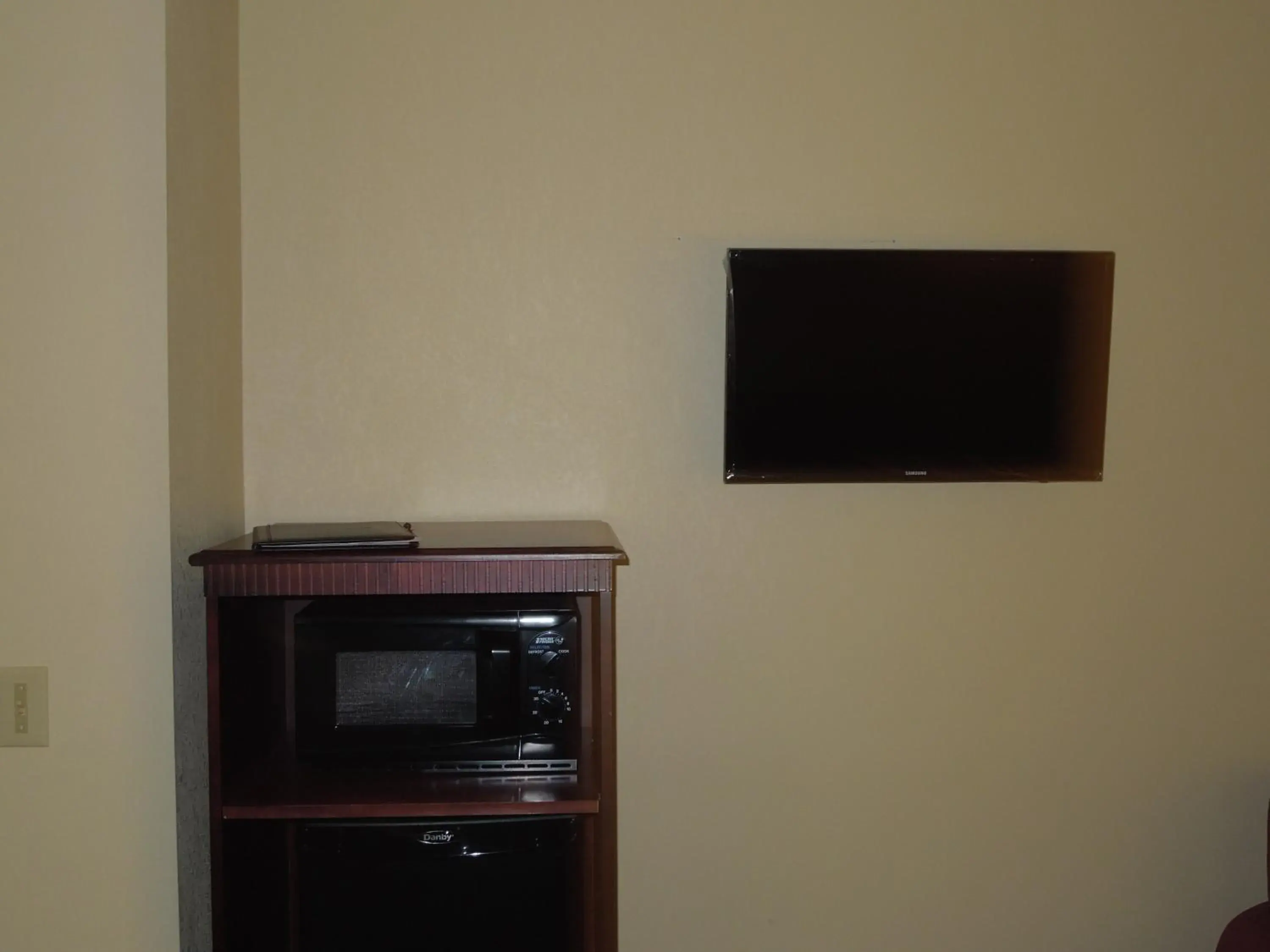 TV/Entertainment Center in Quality Inn & Suites