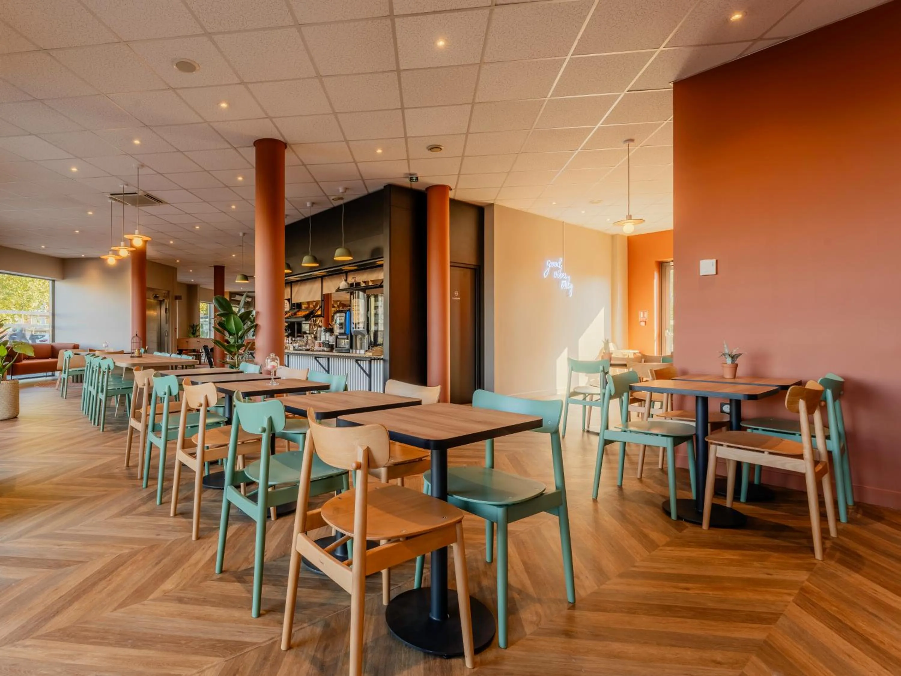 Restaurant/places to eat in B&B HOTEL Maubeuge Gare