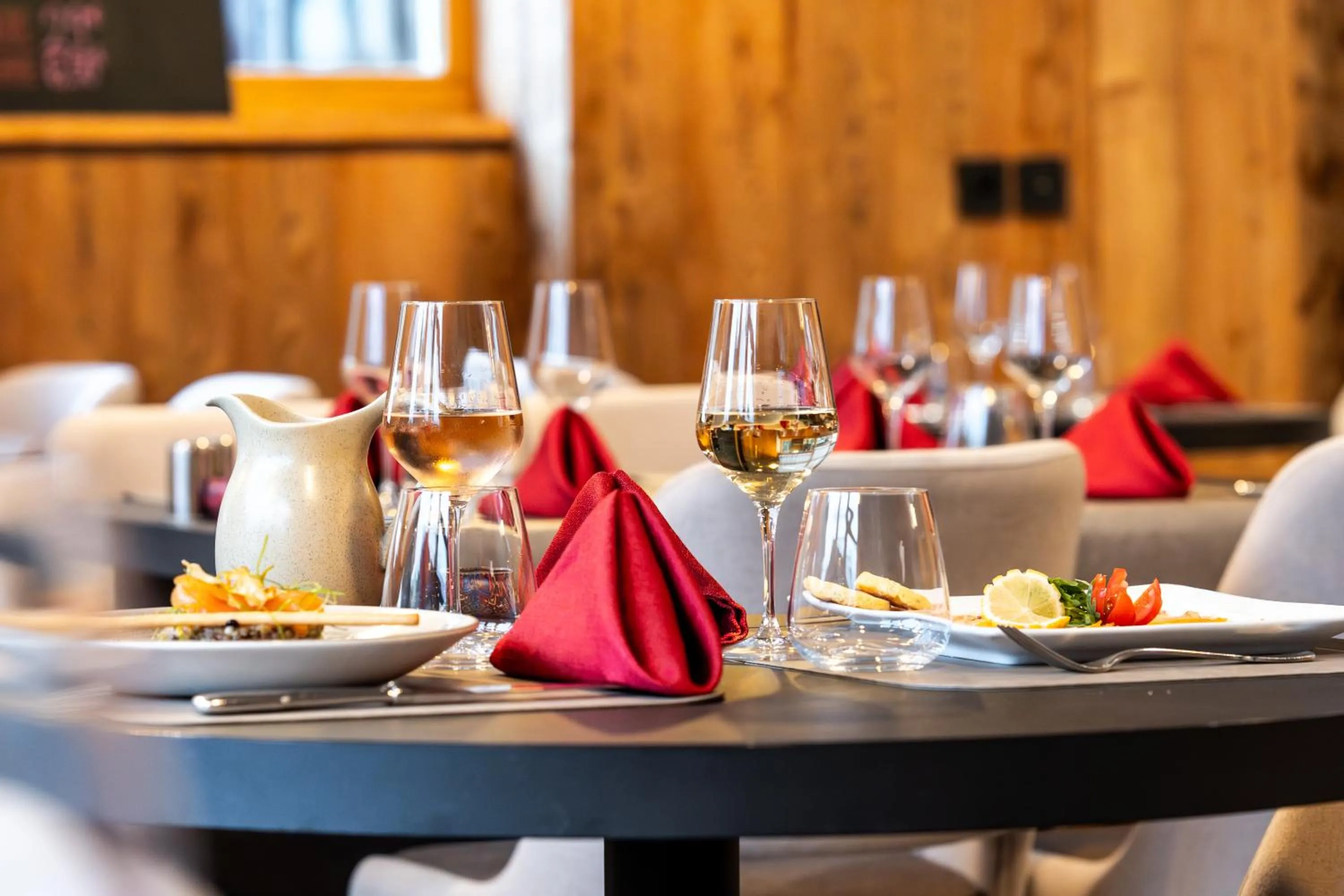 Restaurant/places to eat in Hotel Castillan