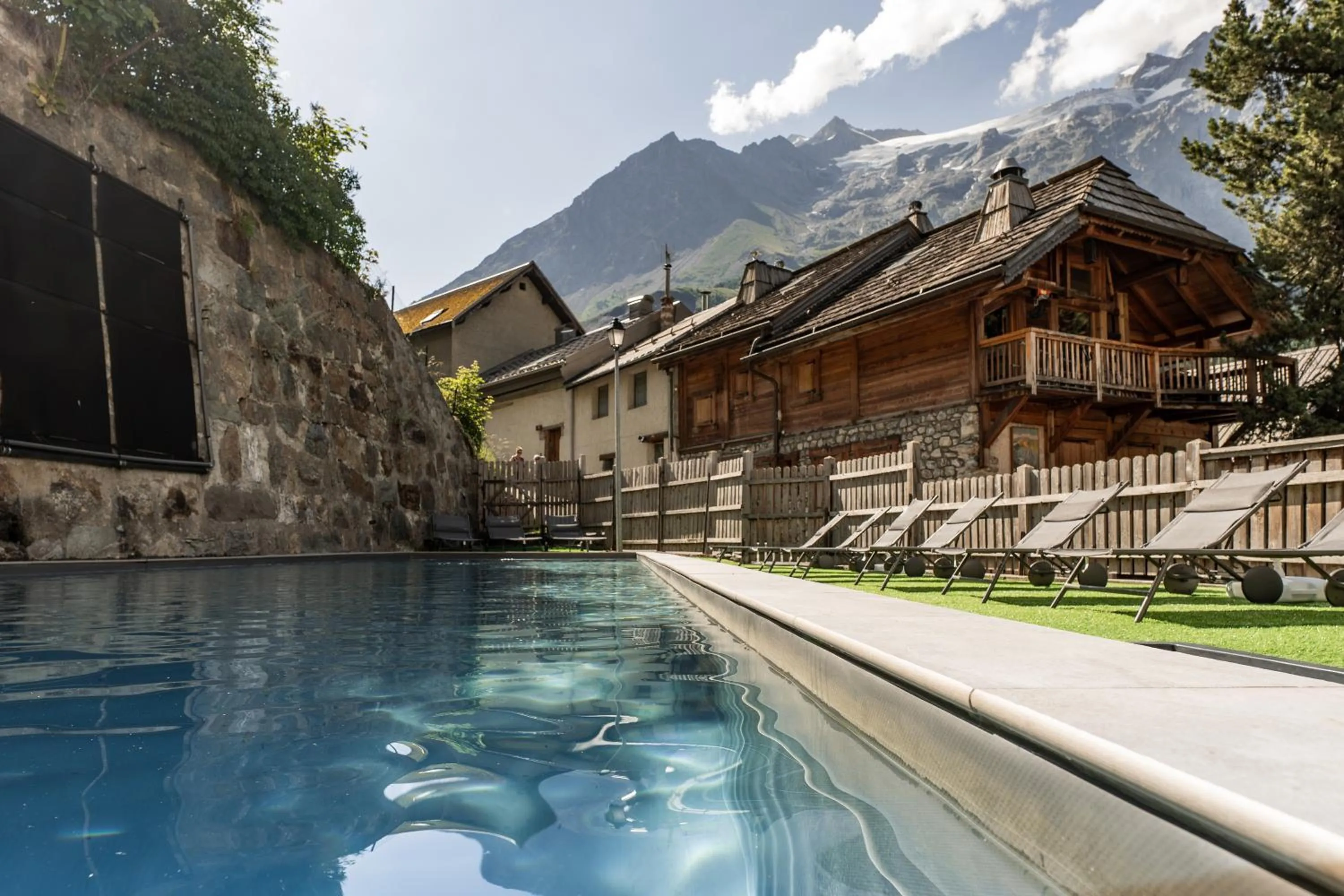 Pool view in Hotel Castillan
