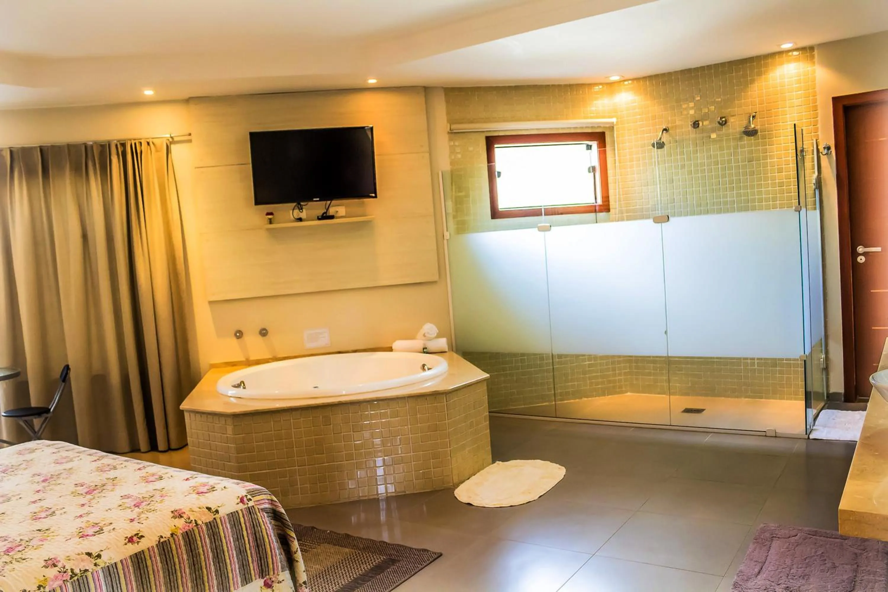 Hot Tub, Bed in Pousada L'essence