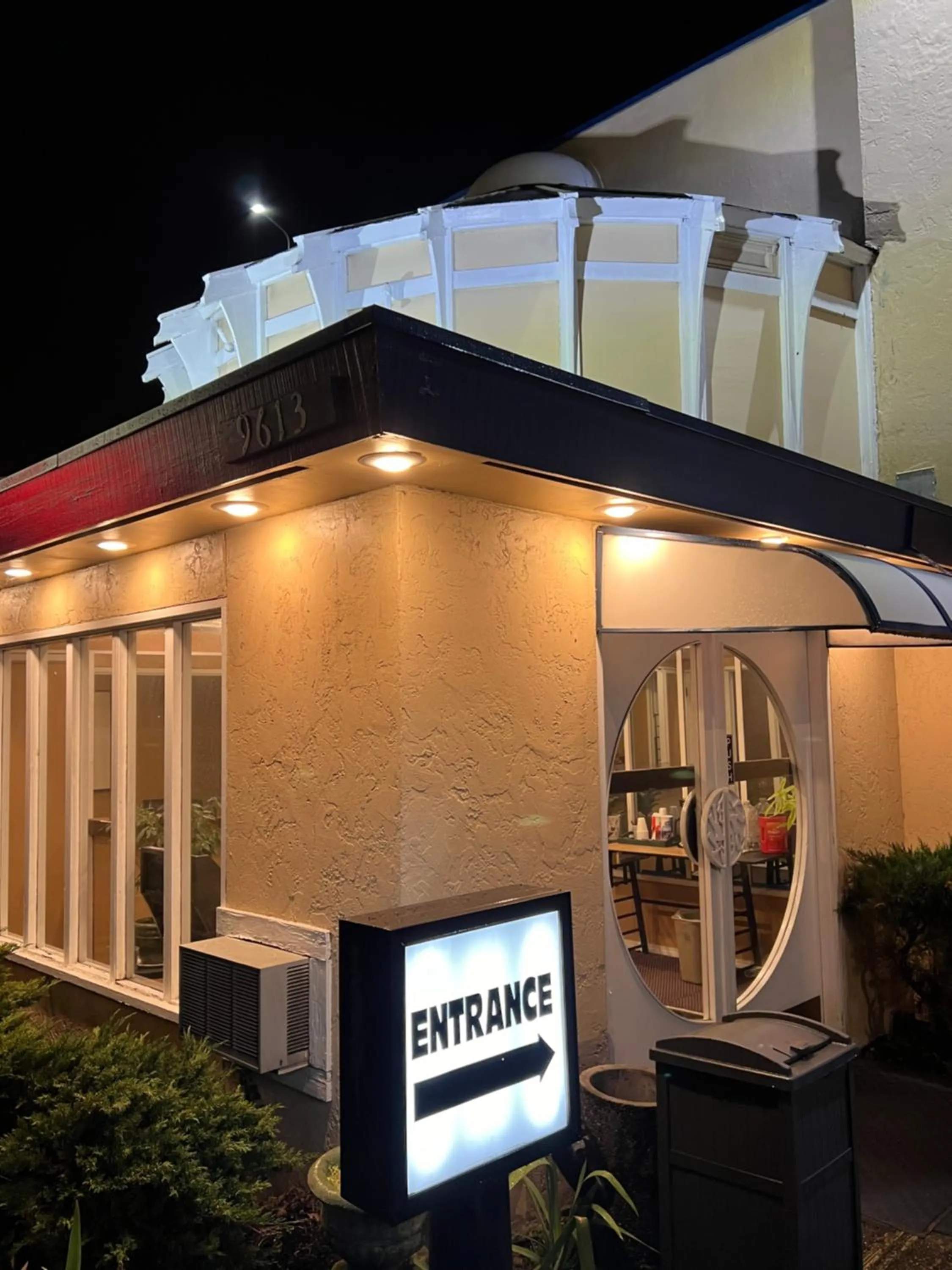 Facade/entrance in Columbus Motor Inn