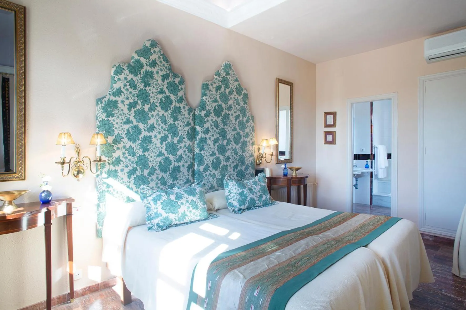 Bed in La Posada del Moro