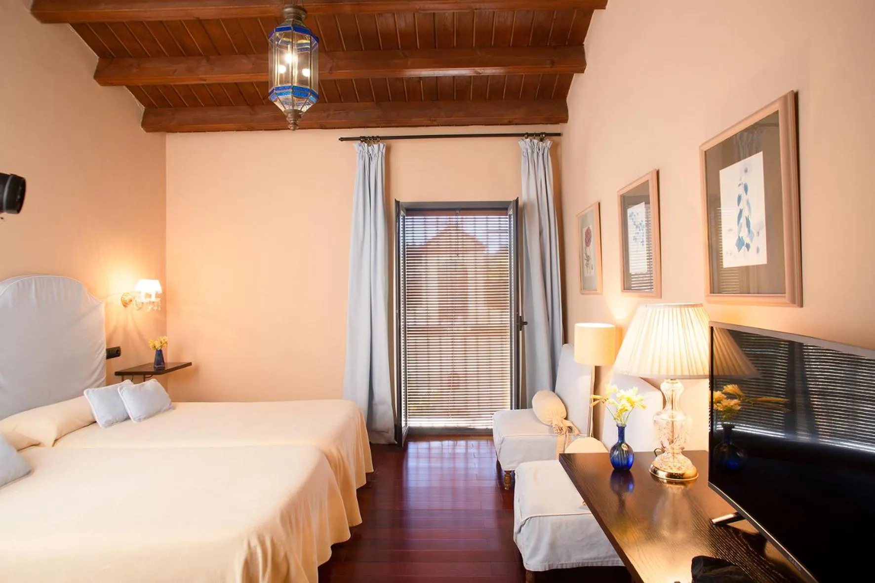 Bed in La Posada del Moro