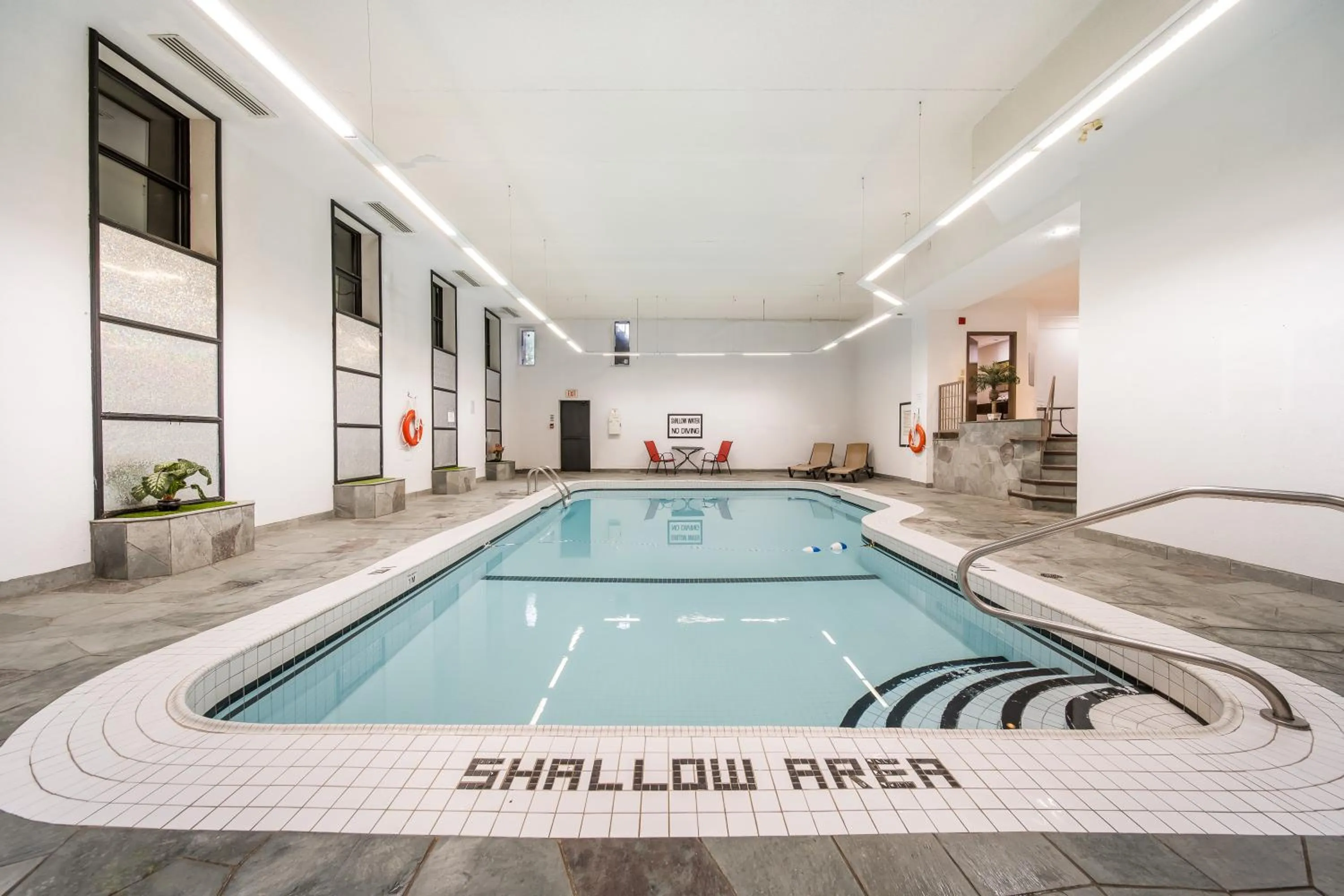Swimming pool in Ramada Plaza by Wyndham Niagara Falls