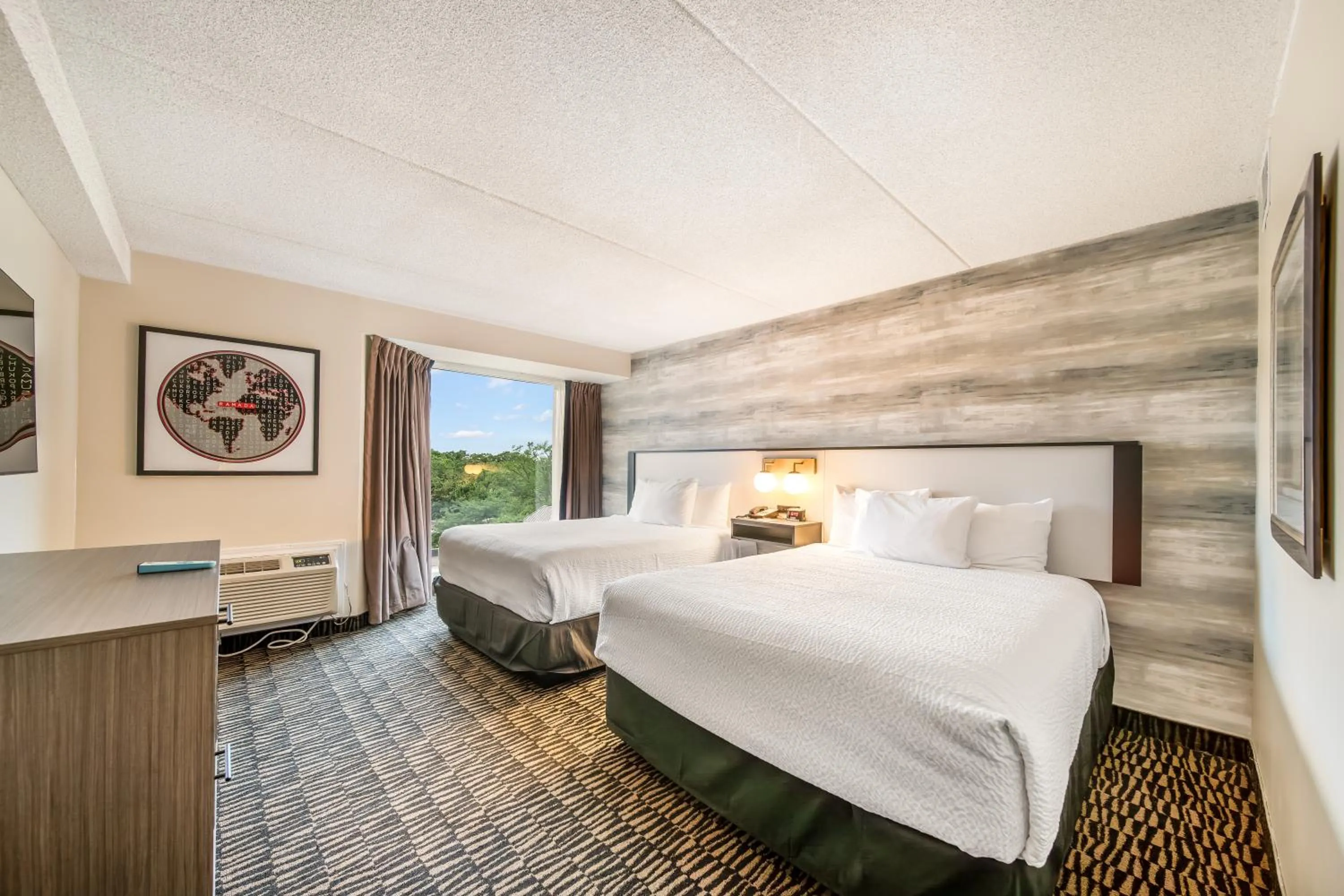 Bed in Ramada Plaza by Wyndham Niagara Falls