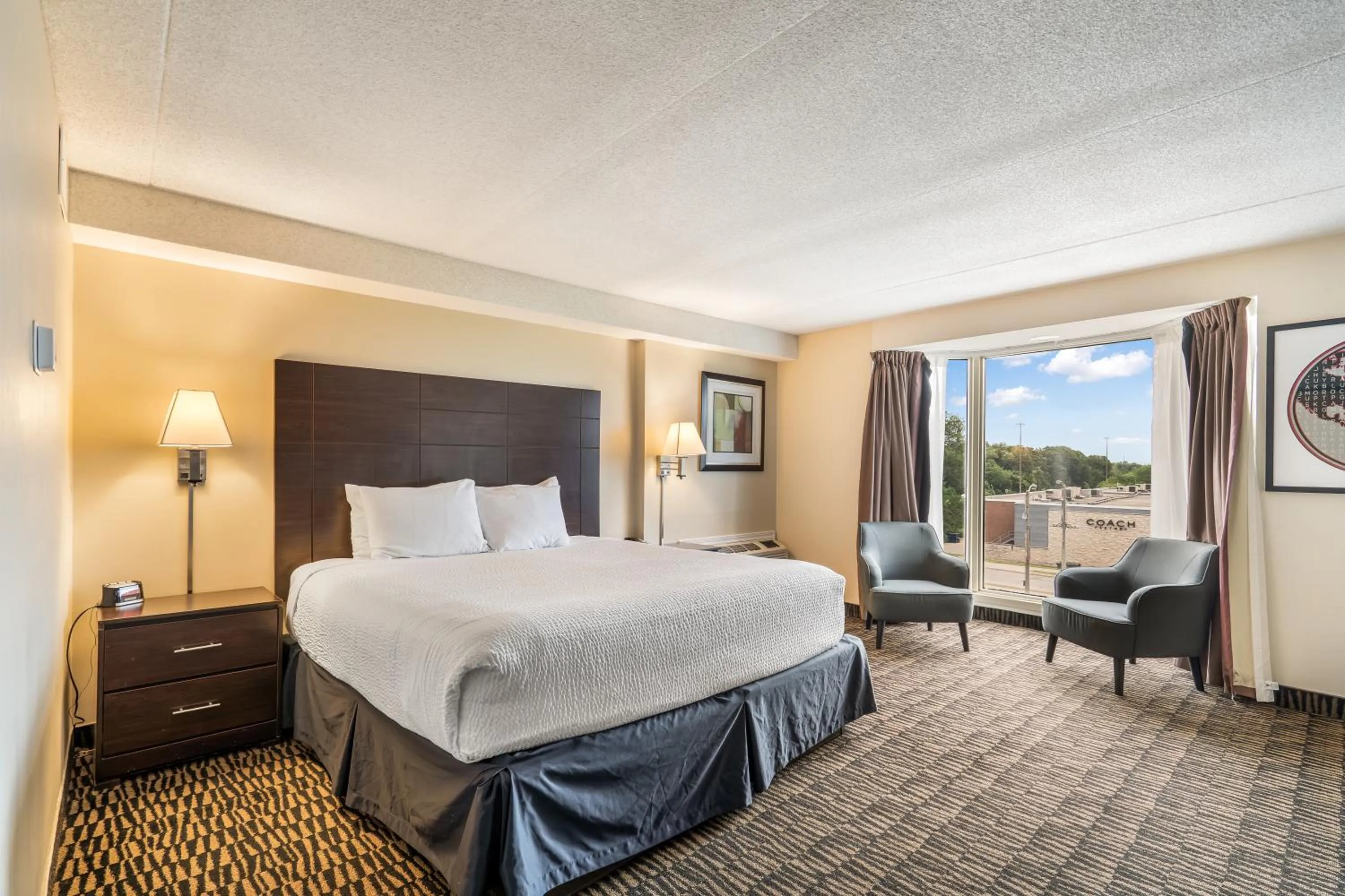 Bed in Ramada Plaza by Wyndham Niagara Falls