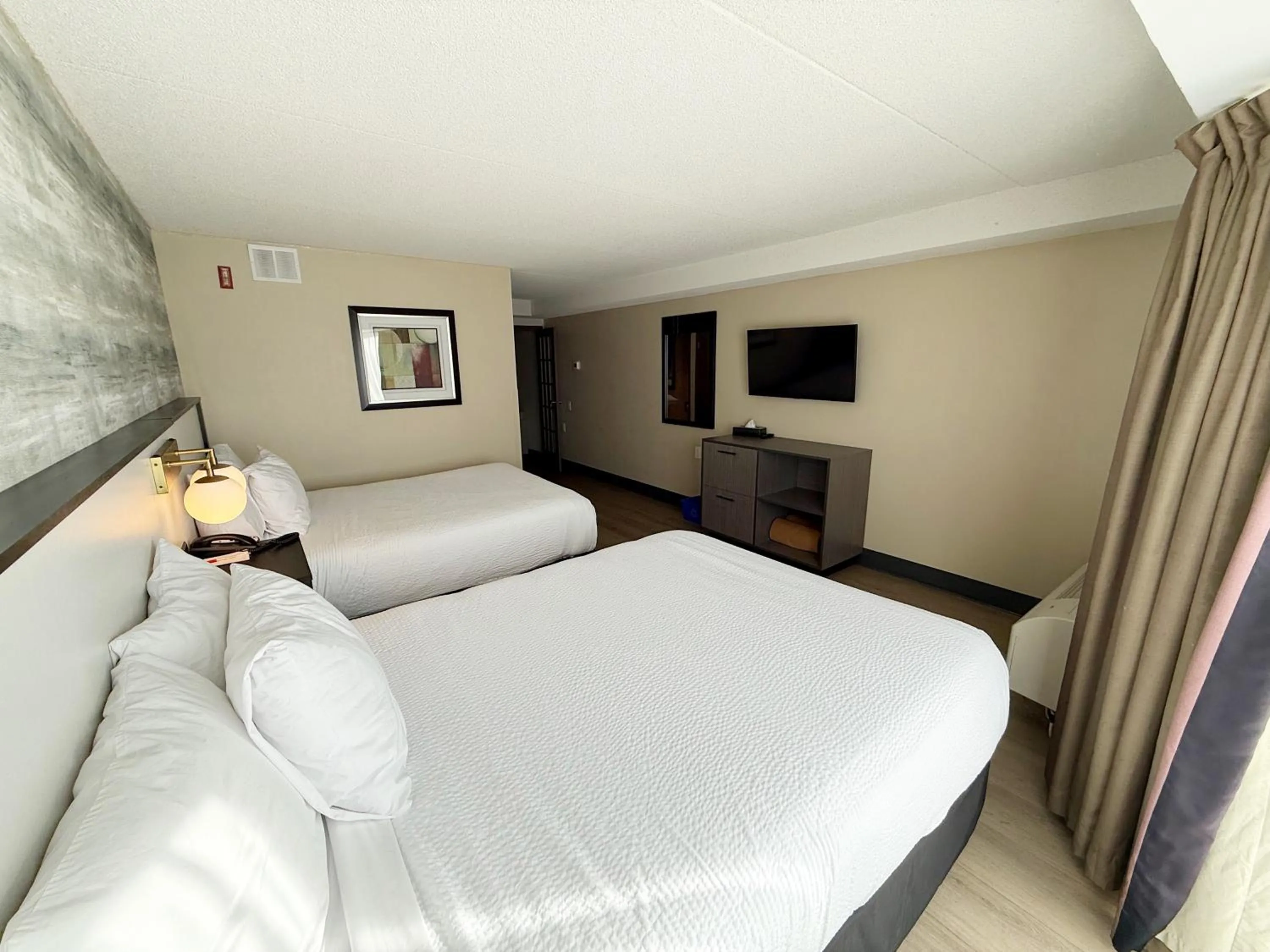 Bed in Ramada Plaza by Wyndham Niagara Falls