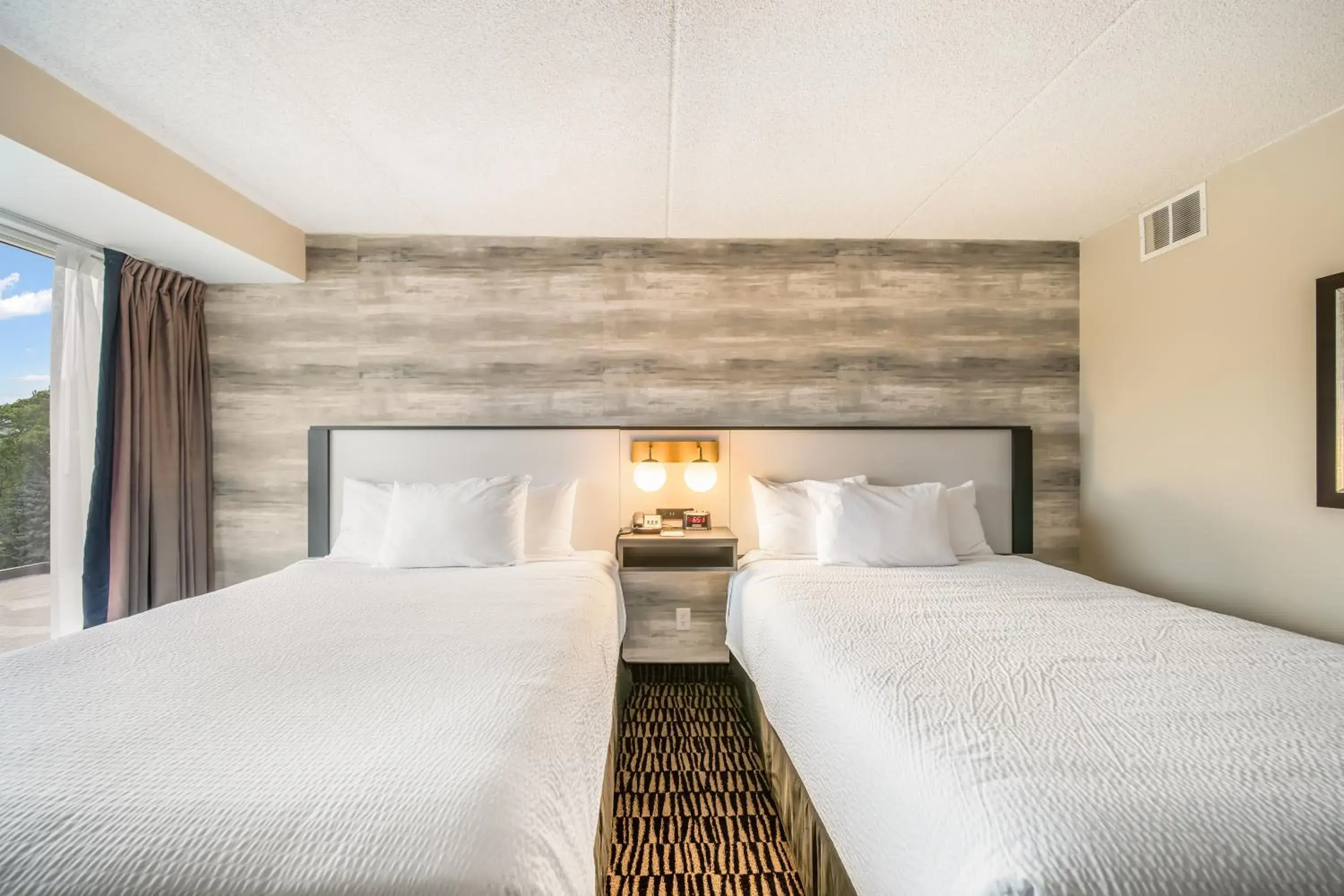 Bedroom, Bed in Ramada Plaza by Wyndham Niagara Falls Bedroom, Bed in Ramada Plaza by Wyndham Niagara Falls