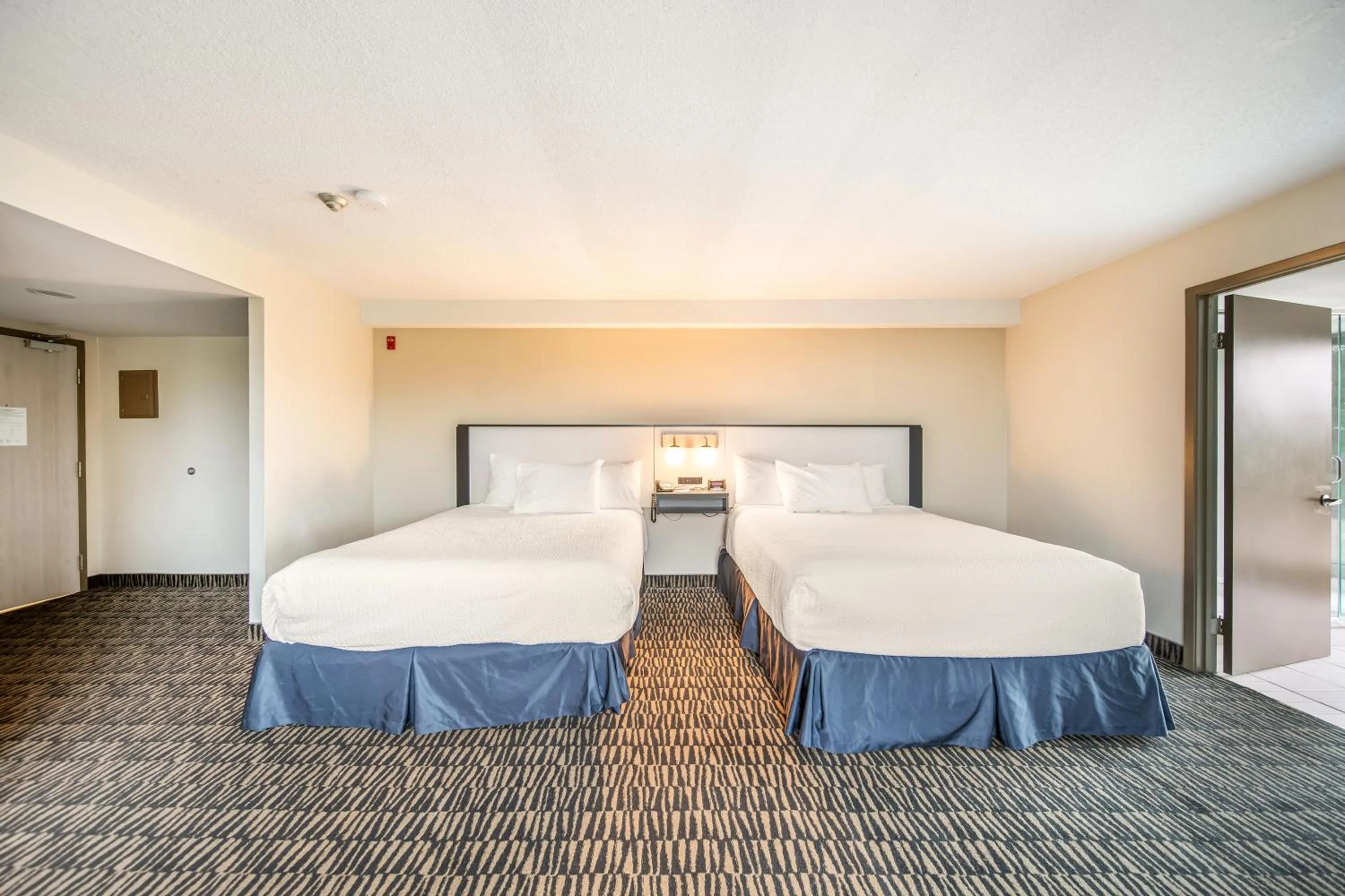 Bed in Ramada Plaza by Wyndham Niagara Falls