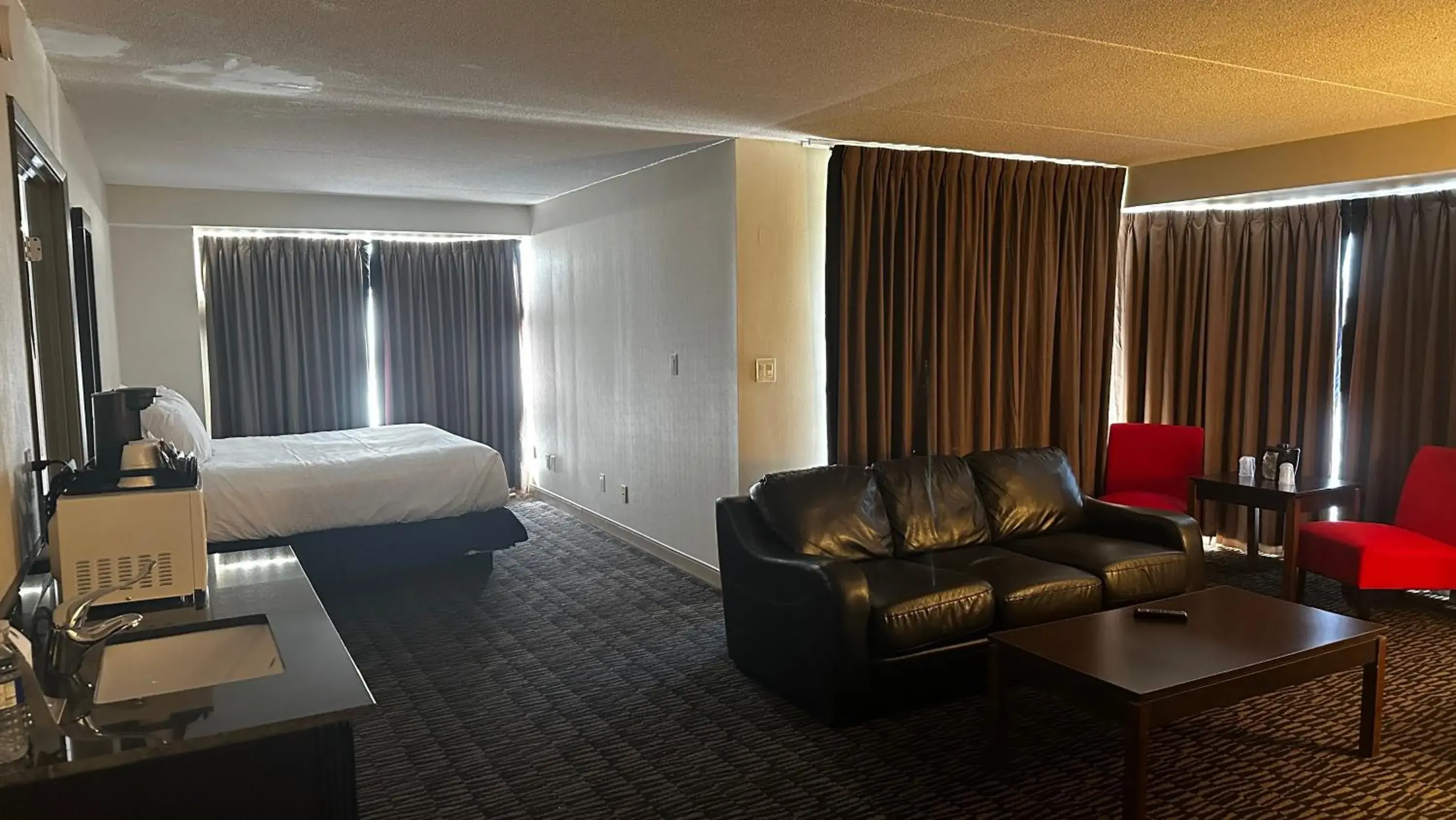 TV and multimedia, Bed in Ramada Plaza by Wyndham Niagara Falls TV and multimedia, Bed in Ramada Plaza by Wyndham Niagara Falls