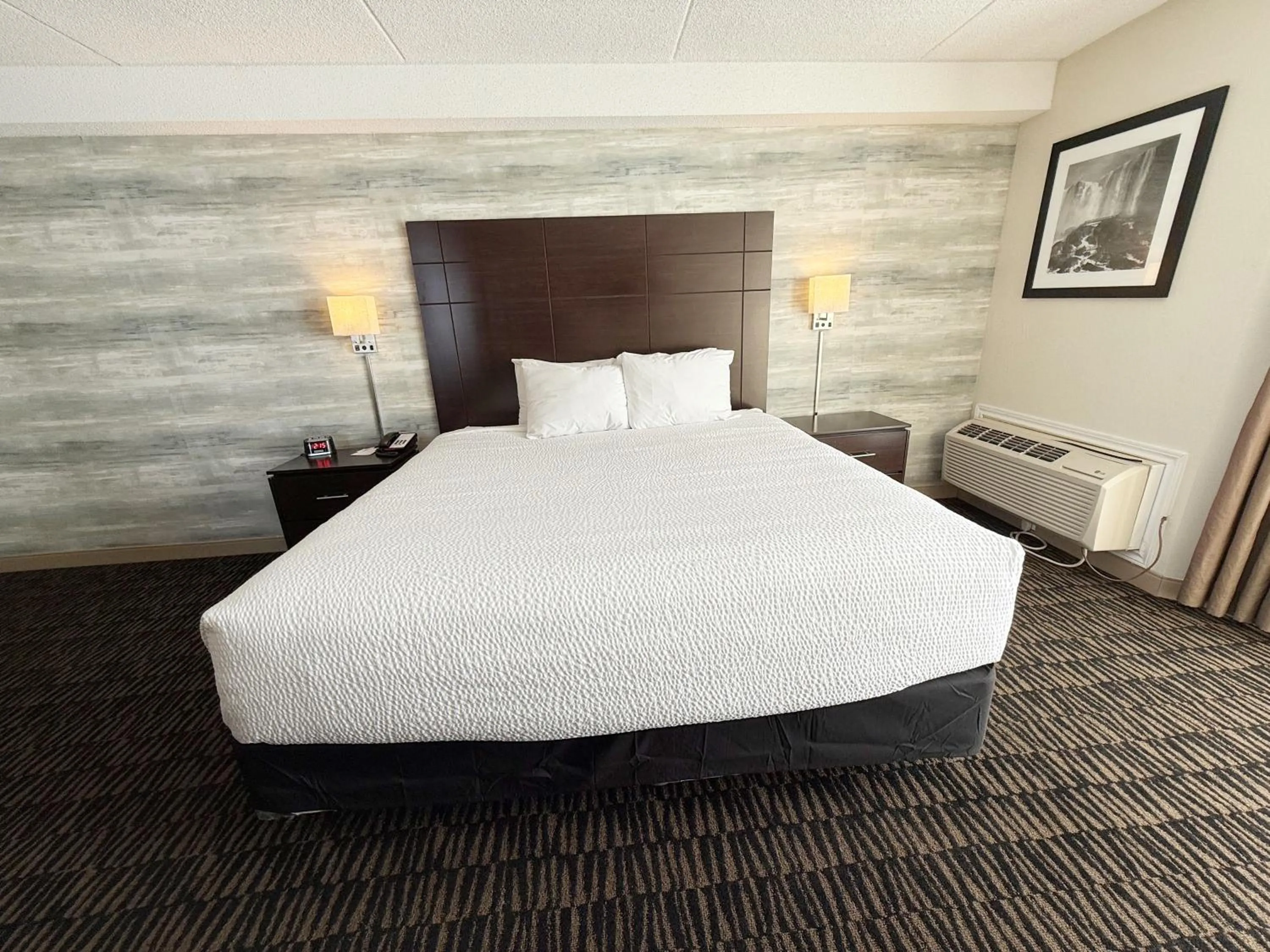 Bed in Ramada Plaza by Wyndham Niagara Falls