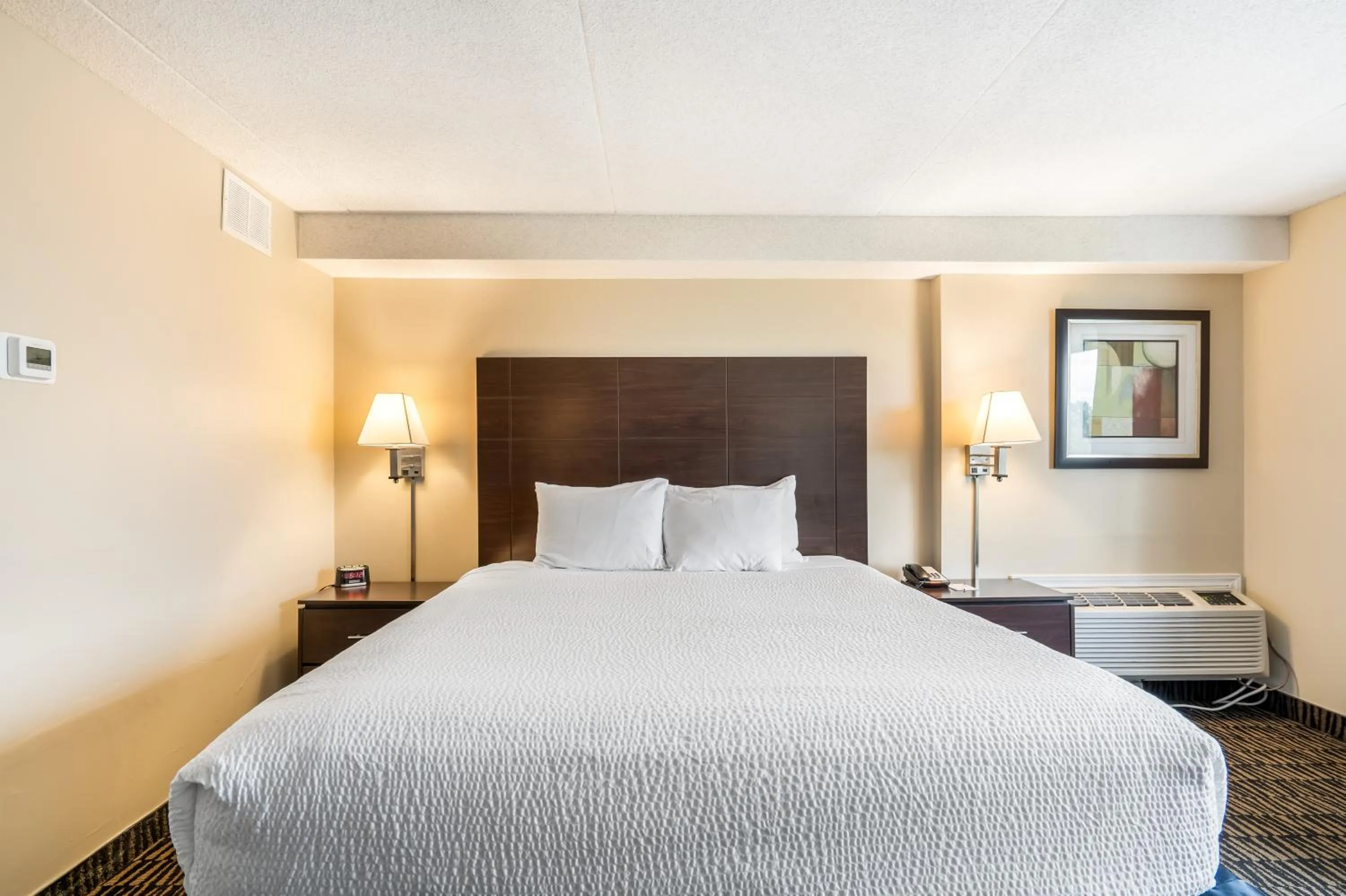 Bed in Ramada Plaza by Wyndham Niagara Falls