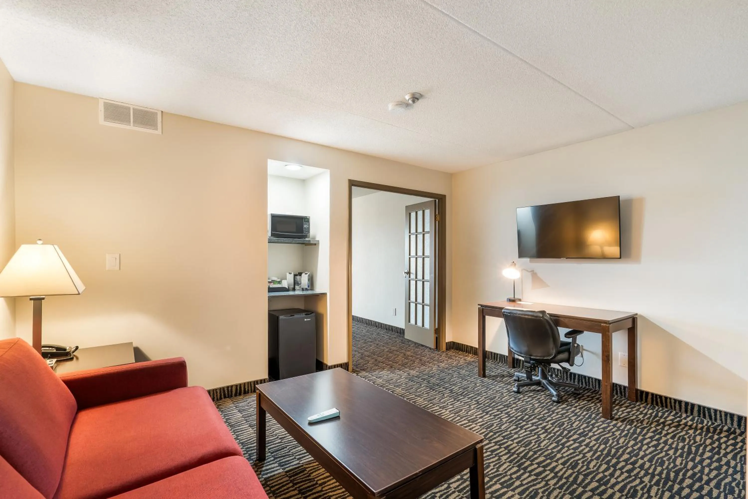 Living room in Ramada Plaza by Wyndham Niagara Falls