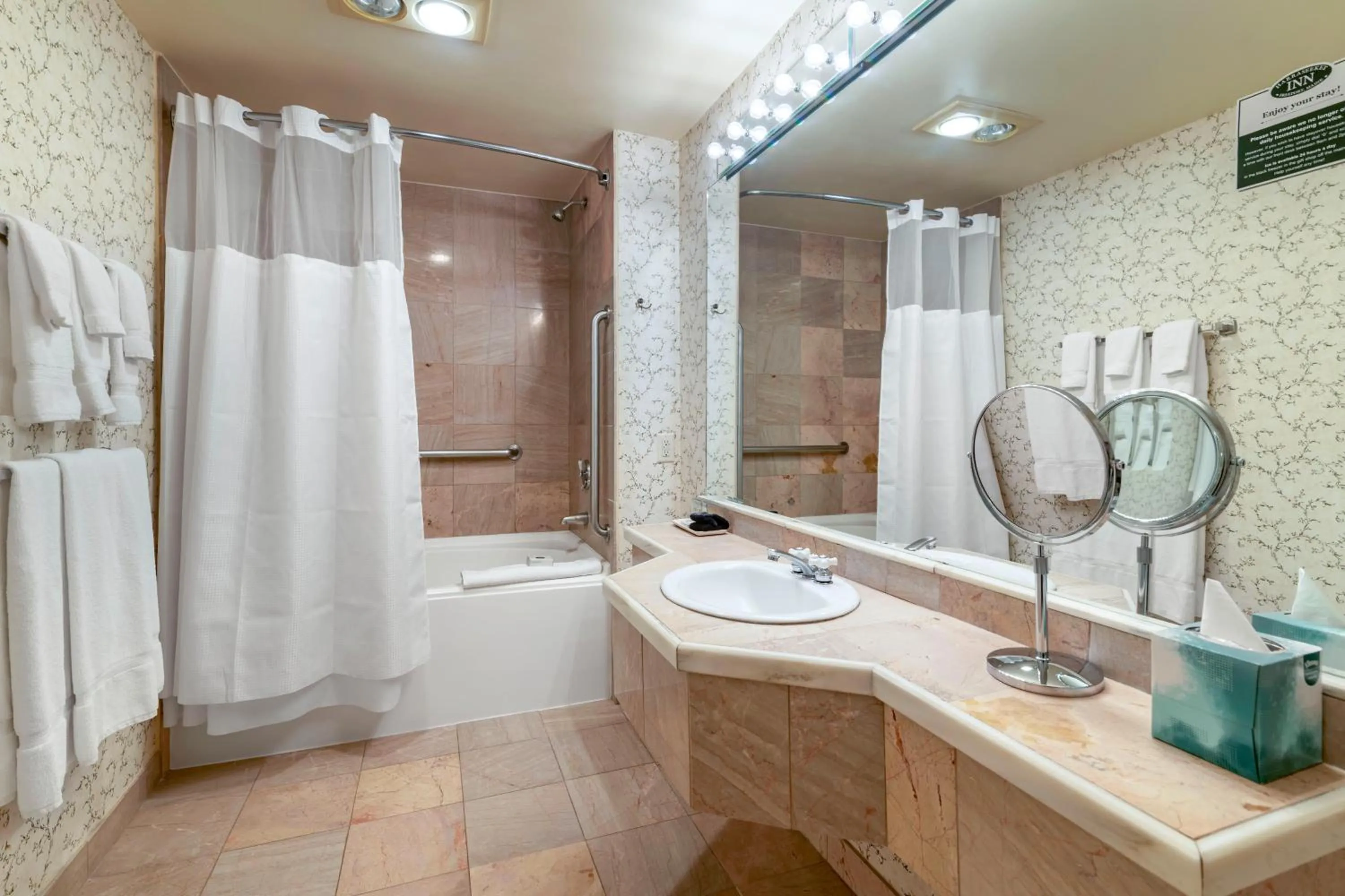 Shower in The Harraseeket Inn & Event House Freeport Downtown