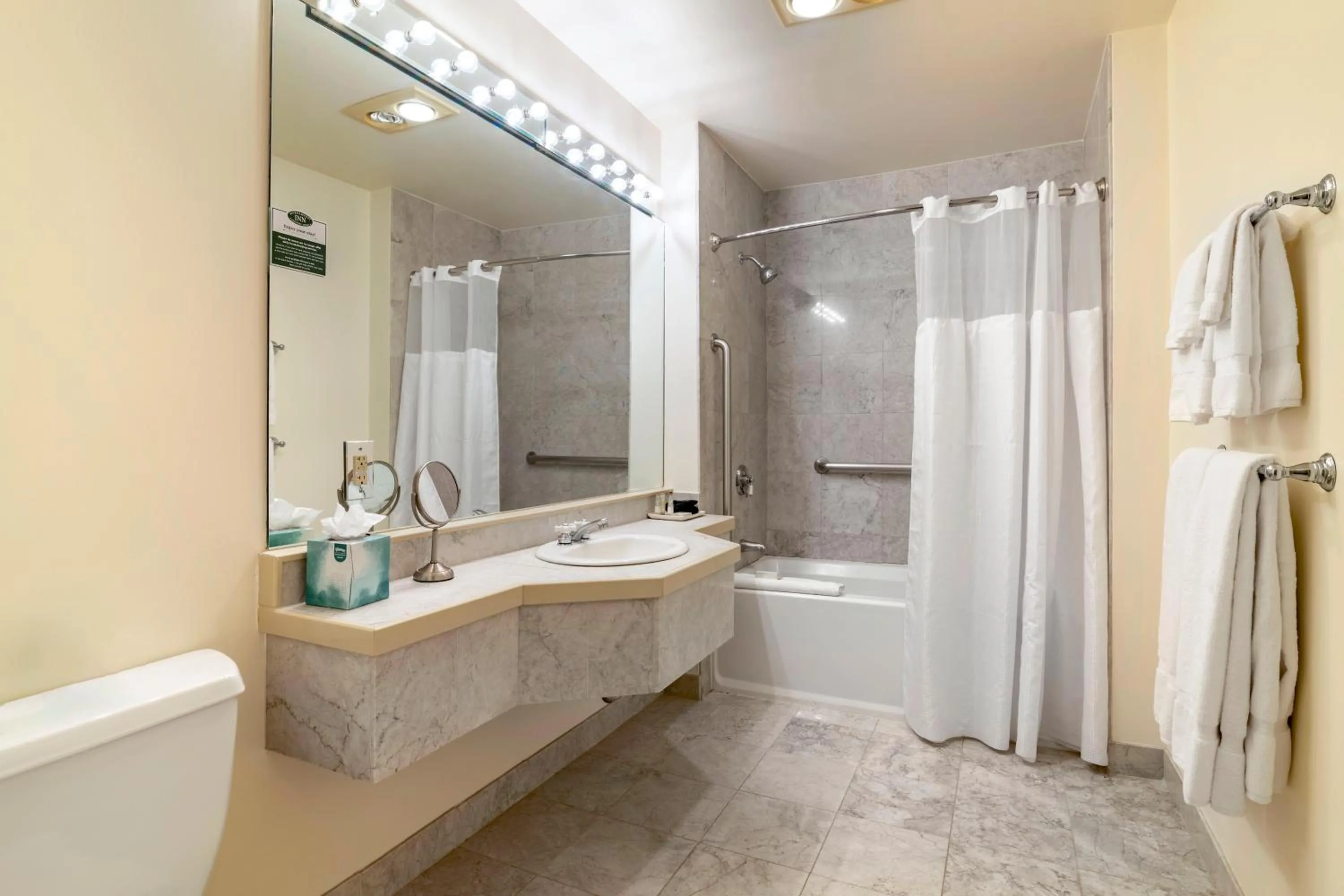 Shower in The Harraseeket Inn & Event House Freeport Downtown