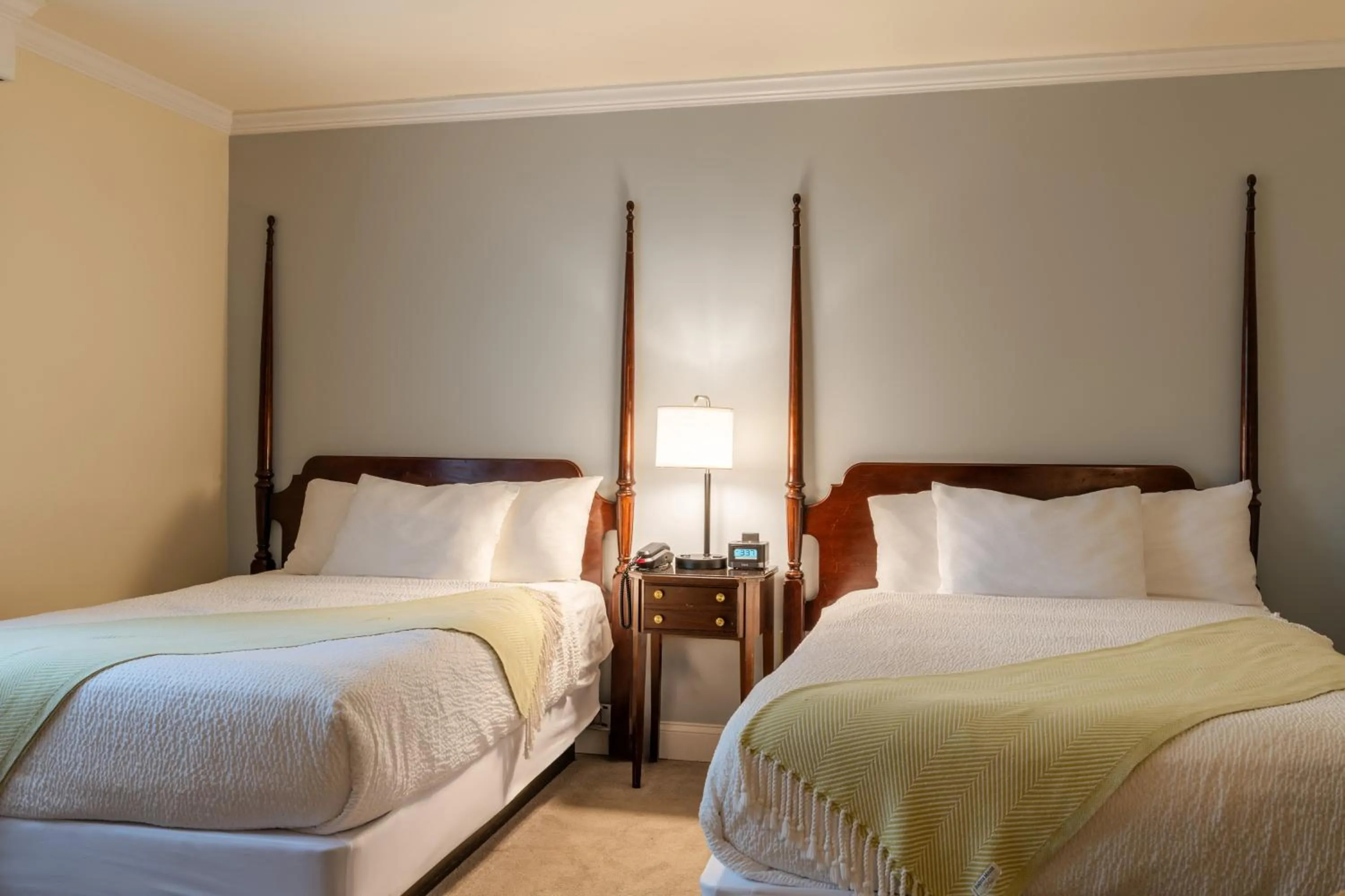 Bed in The Harraseeket Inn & Event House Freeport Downtown