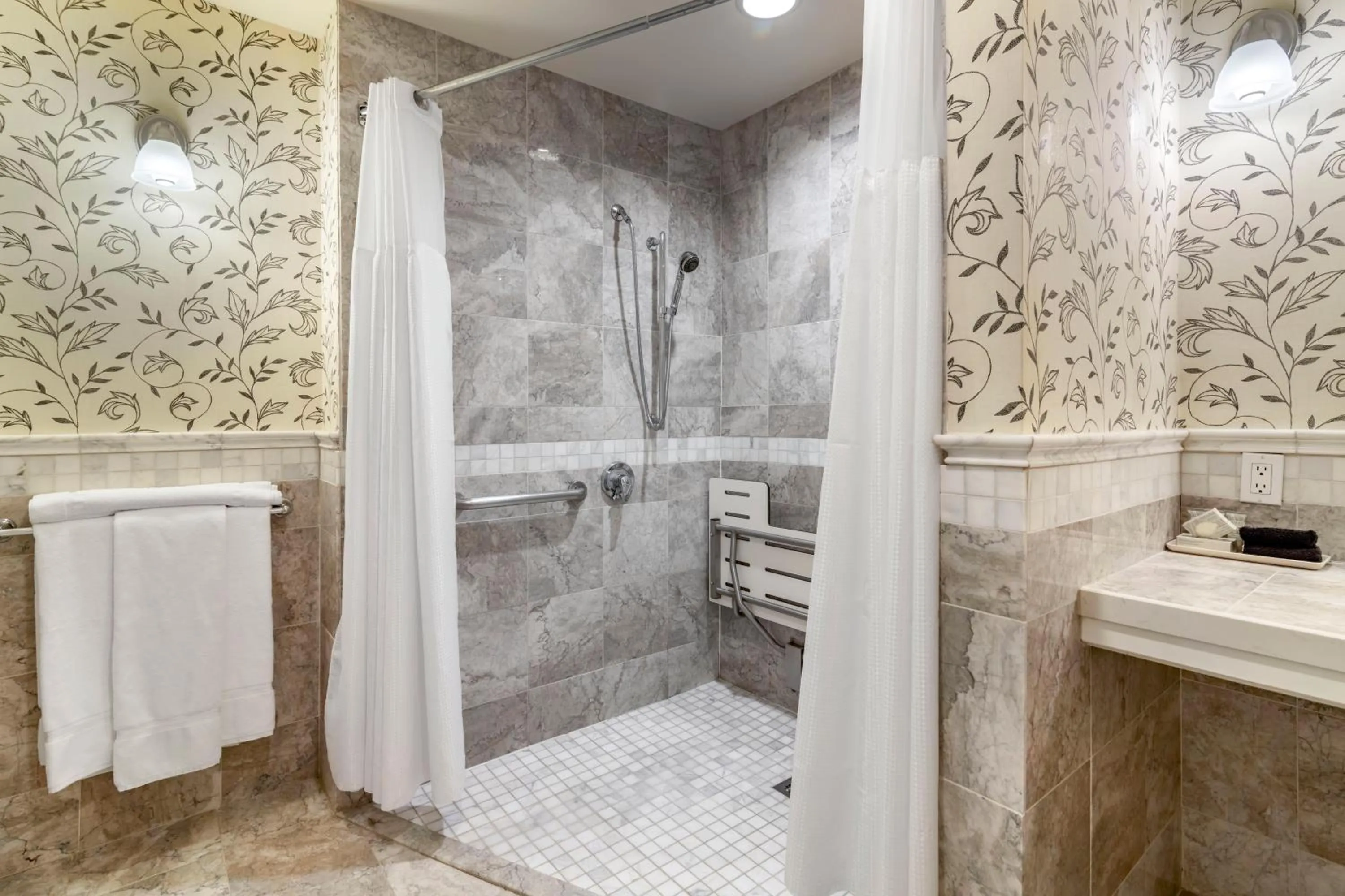 Shower in The Harraseeket Inn & Event House Freeport Downtown