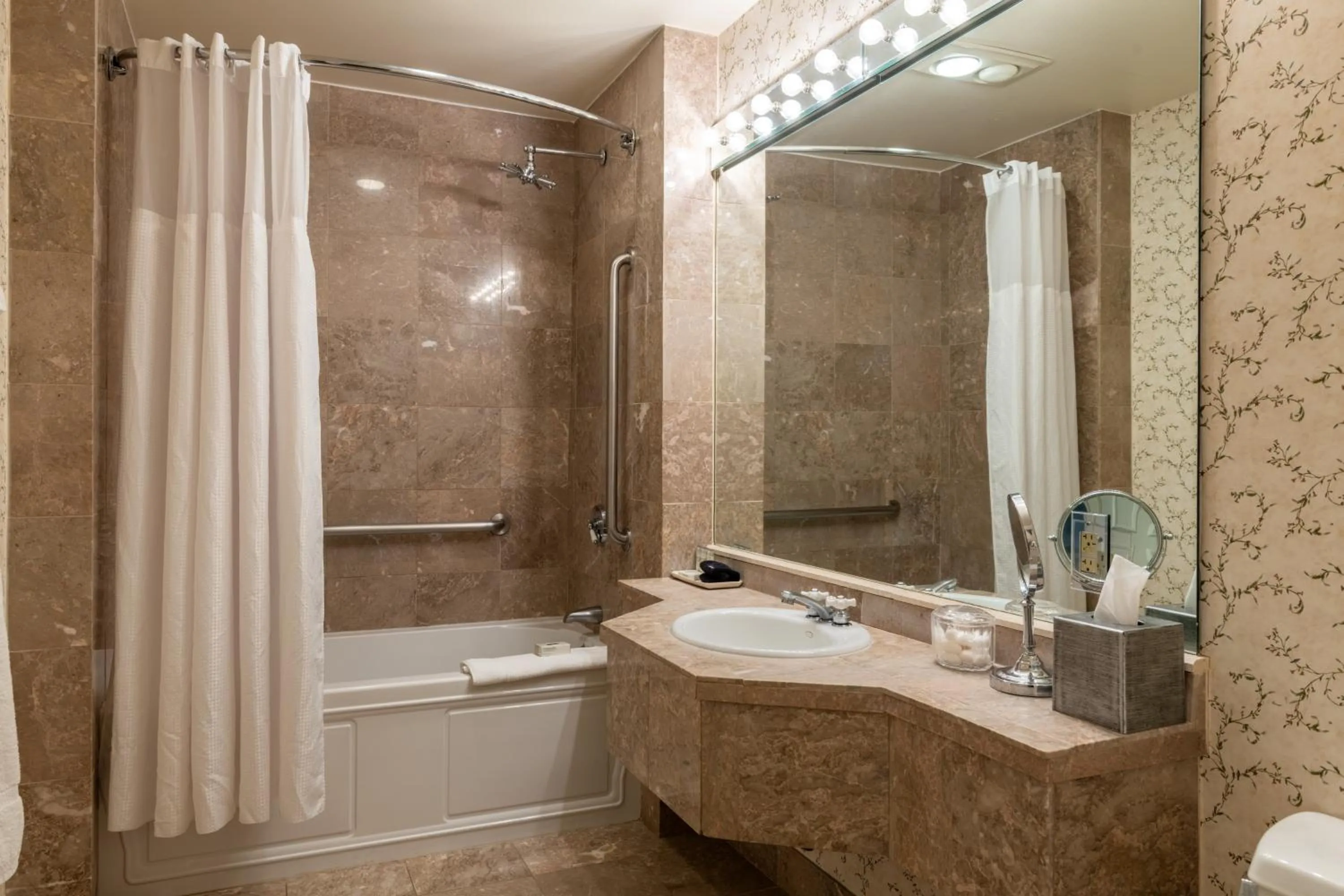 Bathroom in The Harraseeket Inn & Event House Freeport Downtown