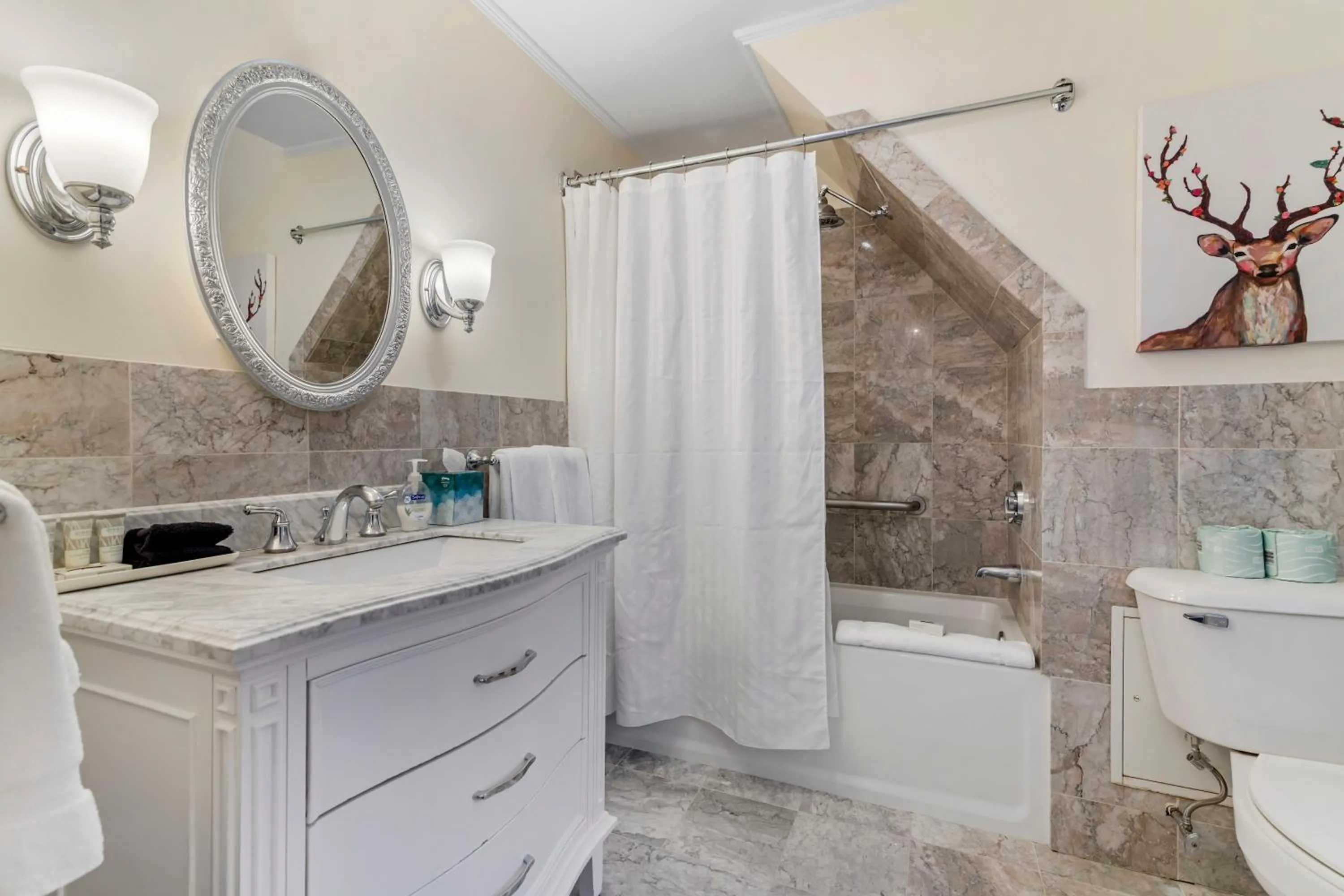 Shower in The Harraseeket Inn & Event House Freeport Downtown