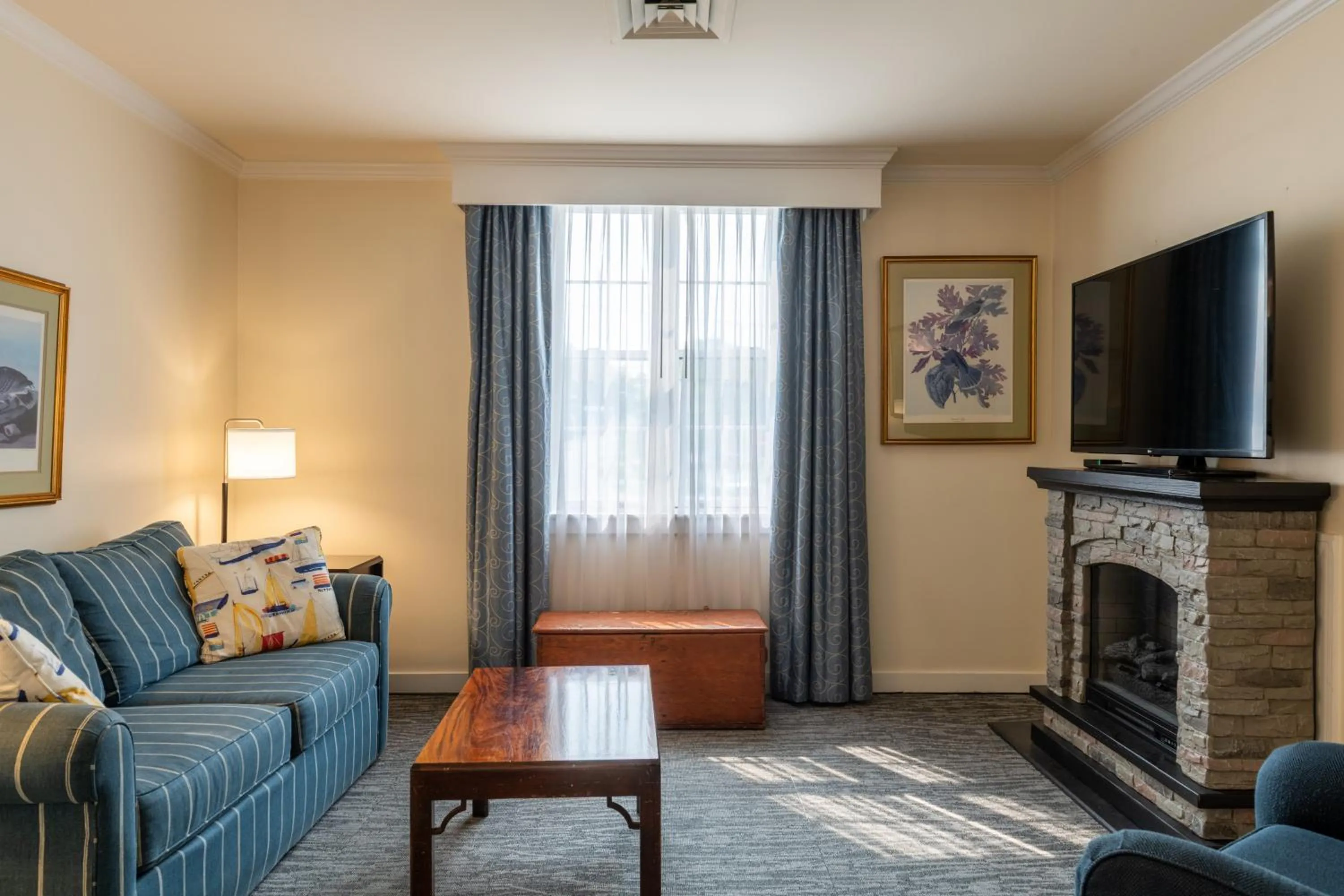 TV and multimedia in The Harraseeket Inn & Event House Freeport Downtown