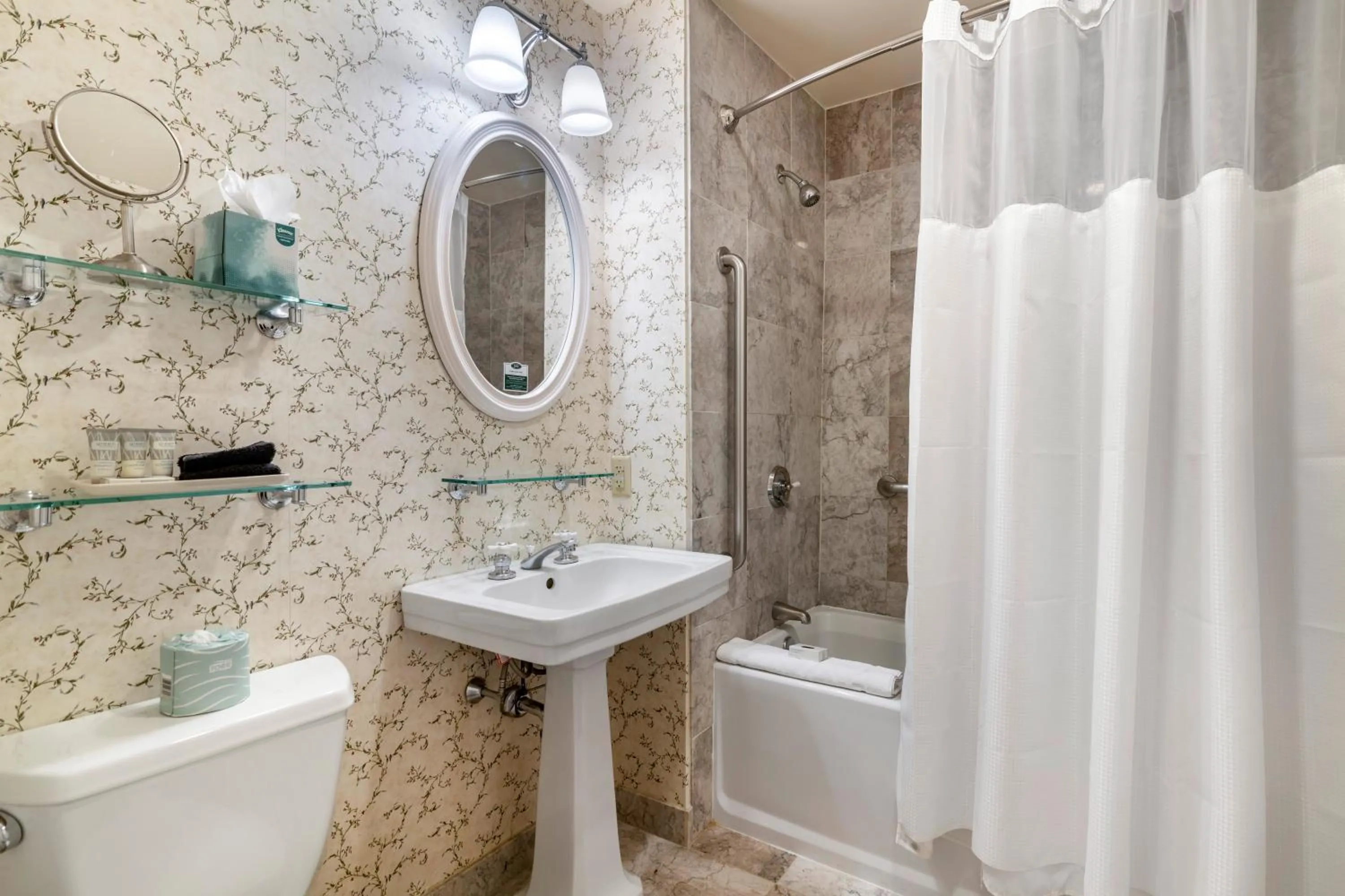 Shower in The Harraseeket Inn & Event House Freeport Downtown