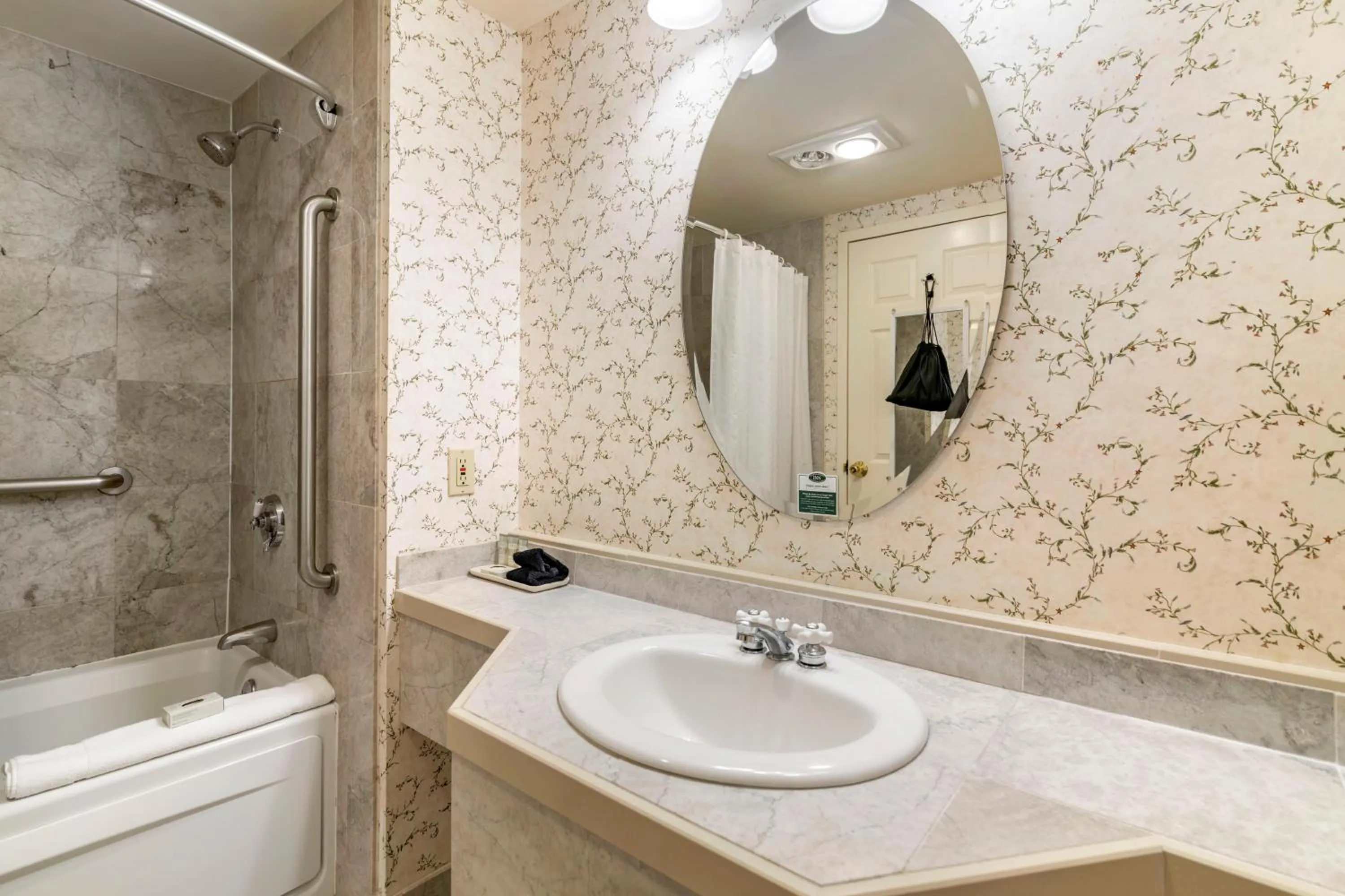 Shower in The Harraseeket Inn & Event House Freeport Downtown