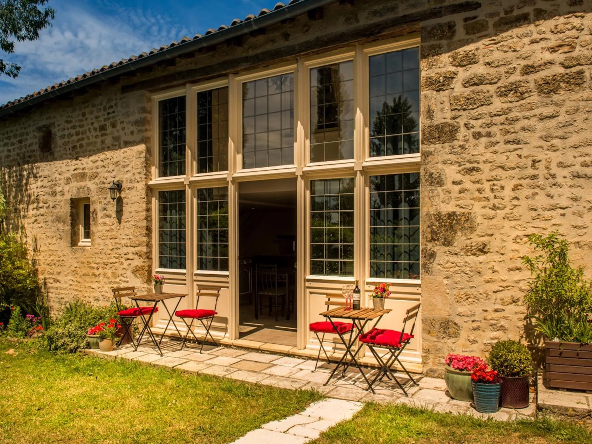 Property building in Chateau Le Retail