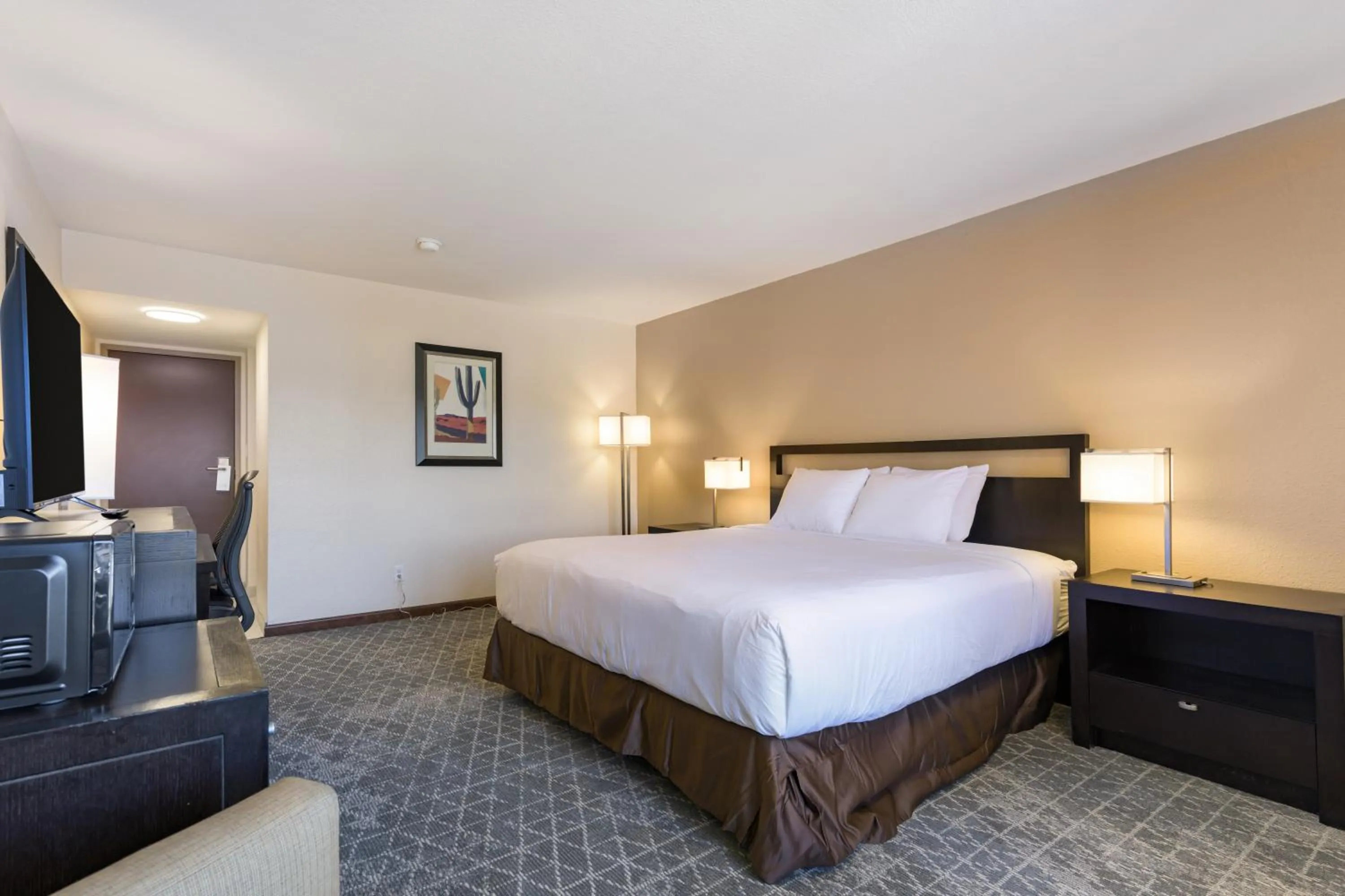 Bed in The Prime Suites, Vallejo - Napa Valley and Six Flags Discovery Kingdom