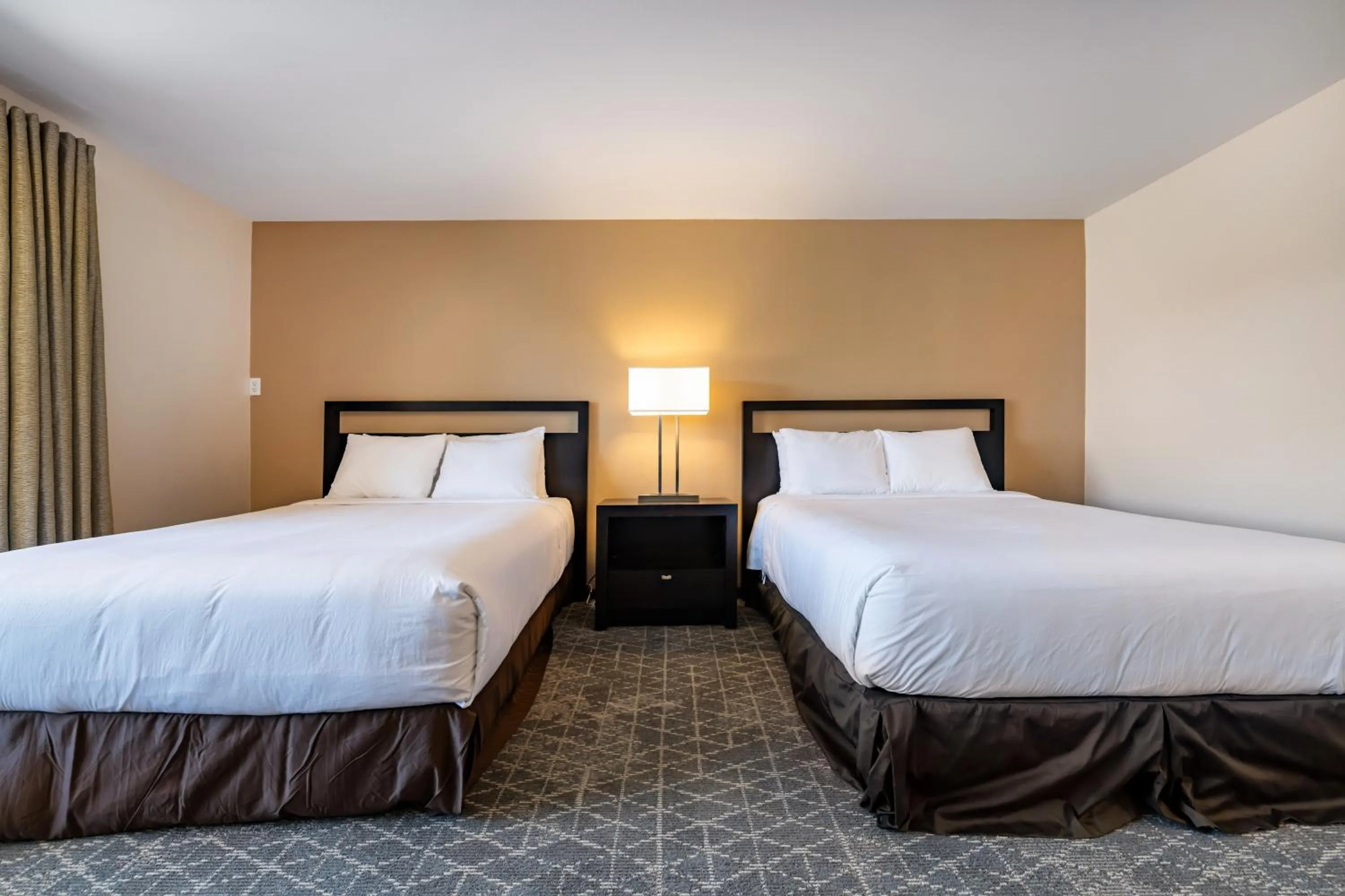 Bed in The Prime Suites, Vallejo - Napa Valley and Six Flags Discovery Kingdom