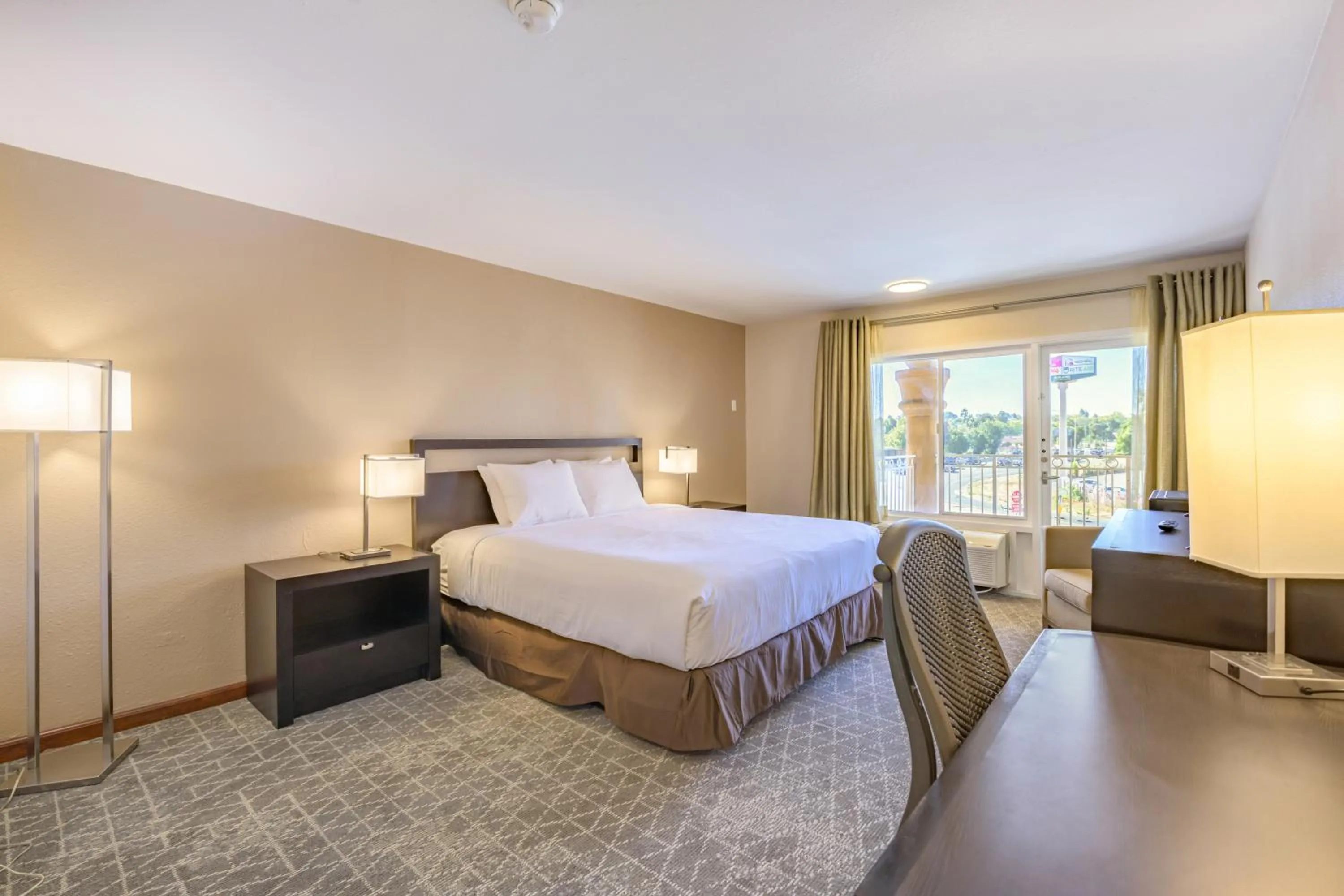 Bed in The Prime Suites, Vallejo - Napa Valley and Six Flags Discovery Kingdom