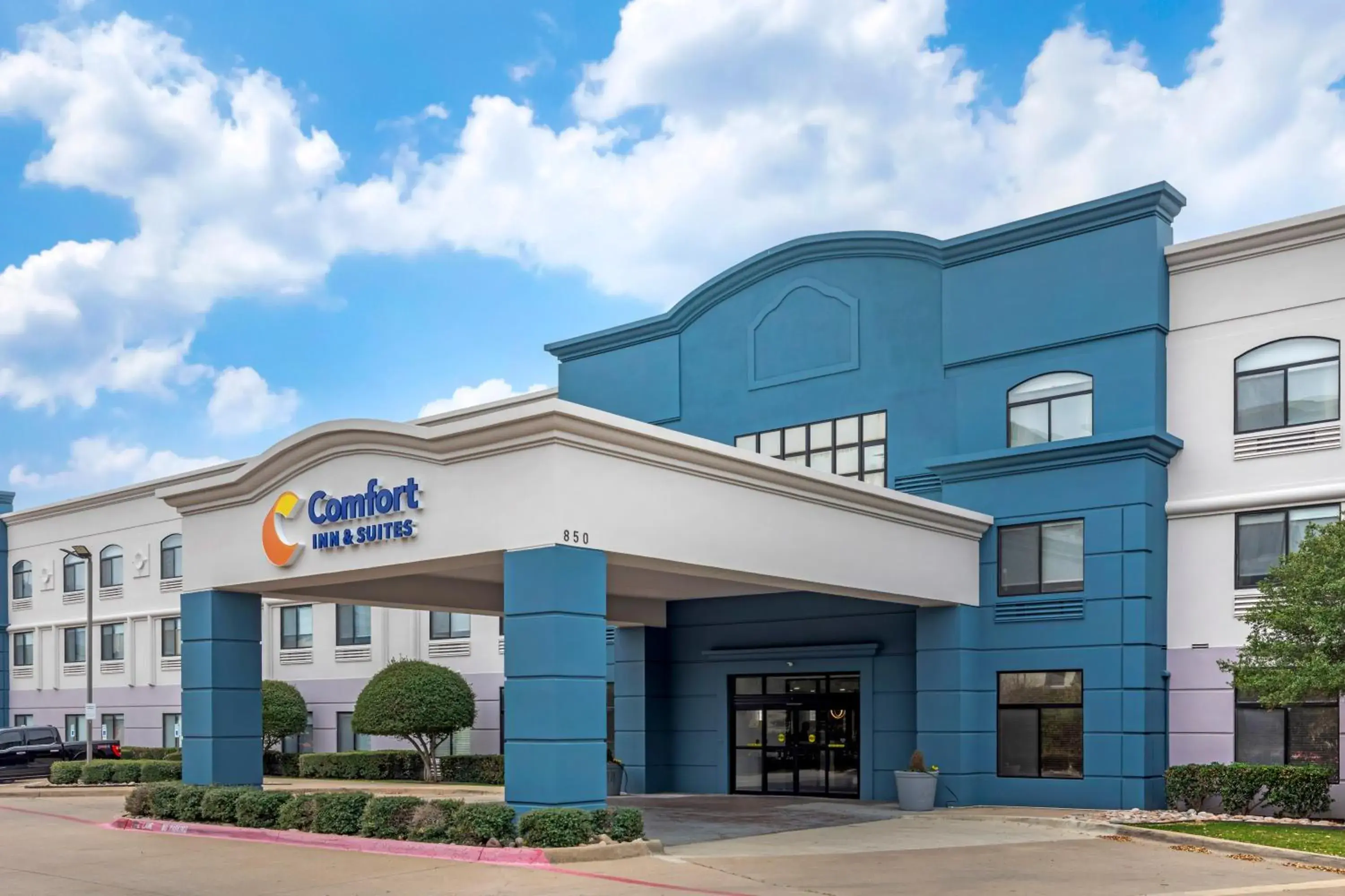 Property building in Comfort Inn & Suites Irving Las Colinas DFW Property building in Comfort Inn & Suites Irving Las Colinas DFW