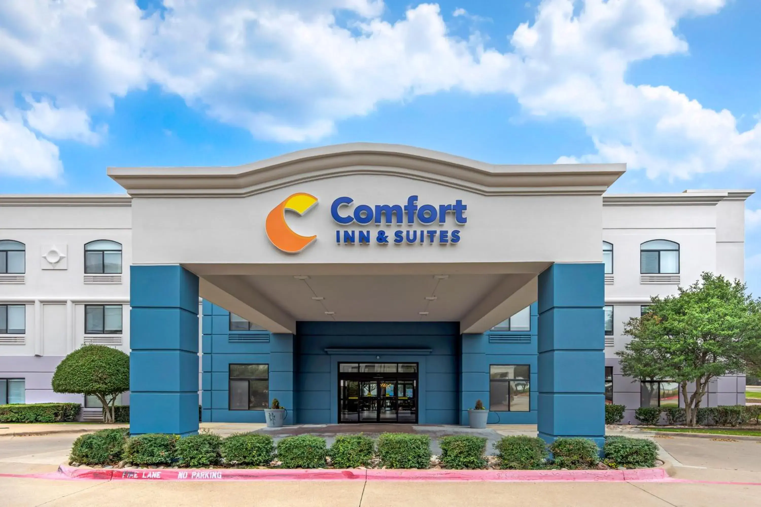 Property building in Comfort Inn & Suites Irving Las Colinas DFW Property building in Comfort Inn & Suites Irving Las Colinas DFW