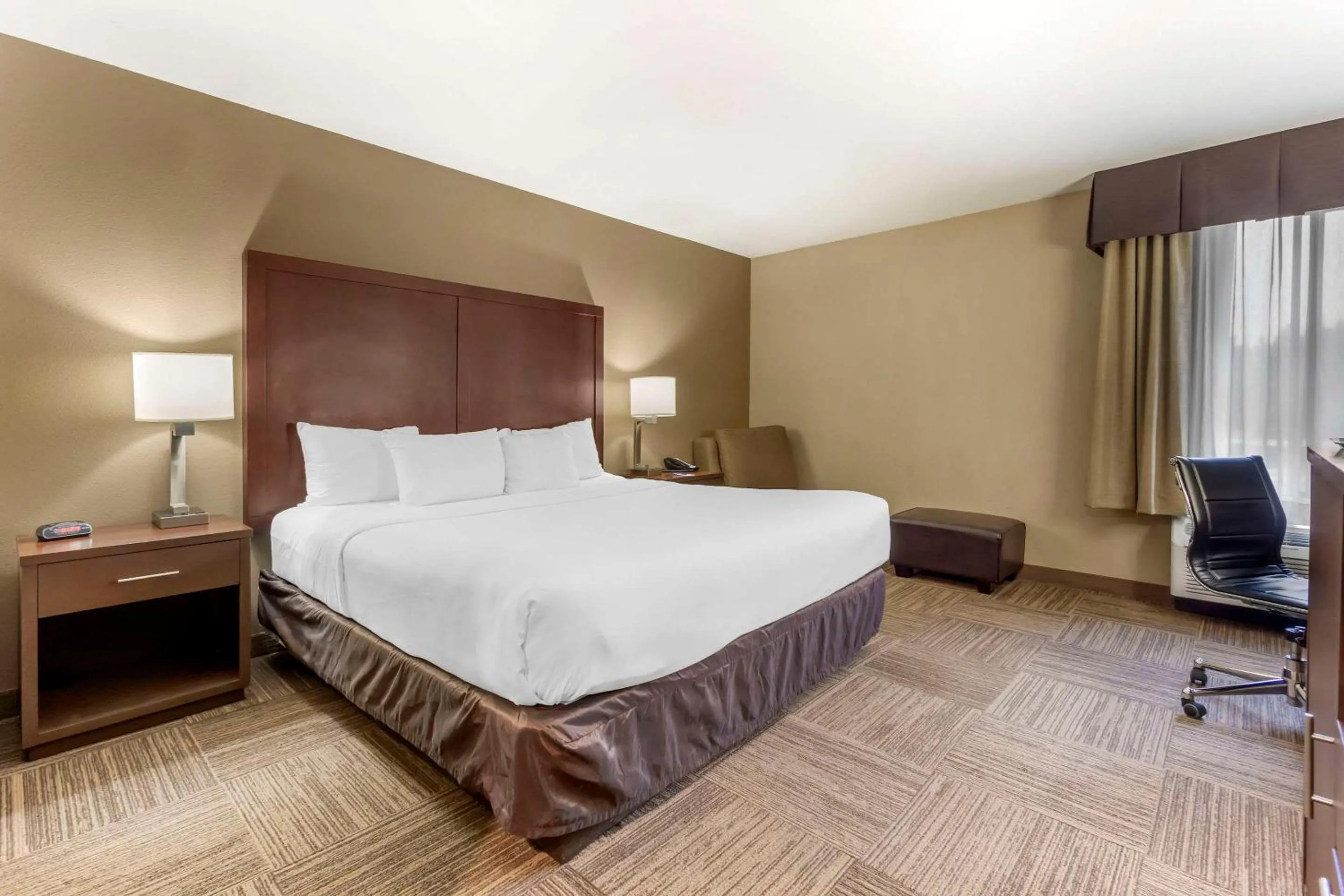 Bedroom, Bed in Comfort Inn & Suites Sea-Tac Airport