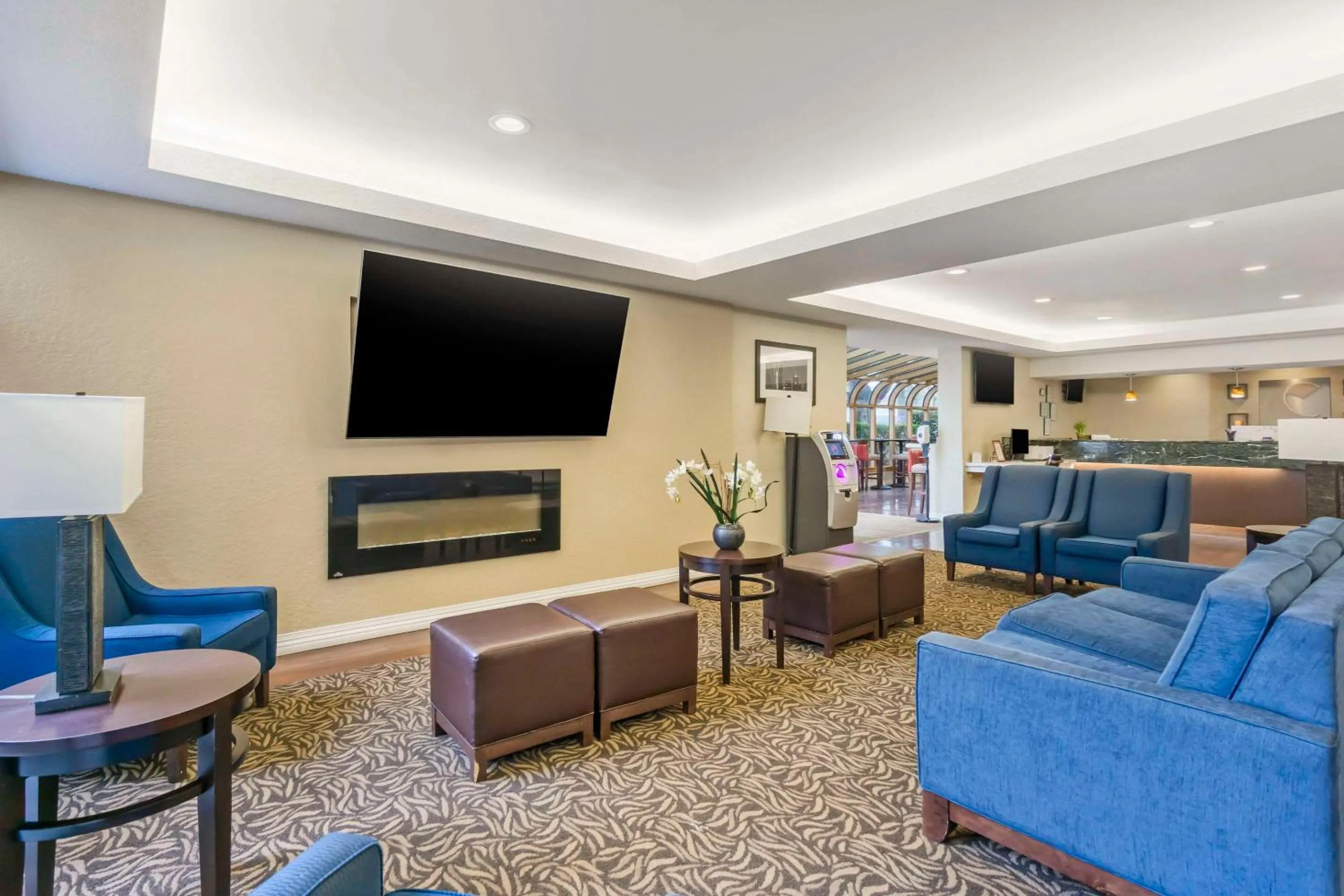 Lobby or reception in Comfort Inn & Suites Sea-Tac Airport