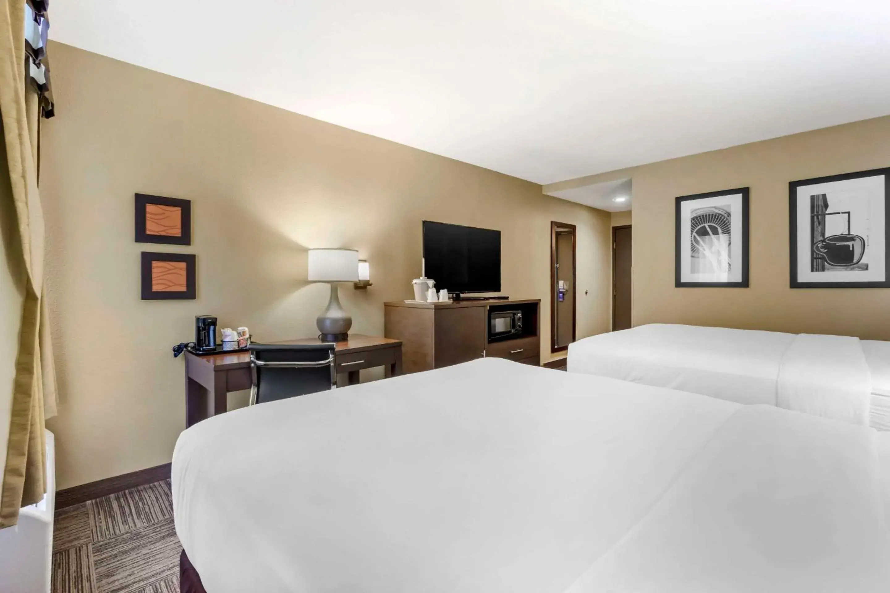 Bedroom, Bed in Comfort Inn & Suites Sea-Tac Airport Bedroom, Bed in Comfort Inn & Suites Sea-Tac Airport