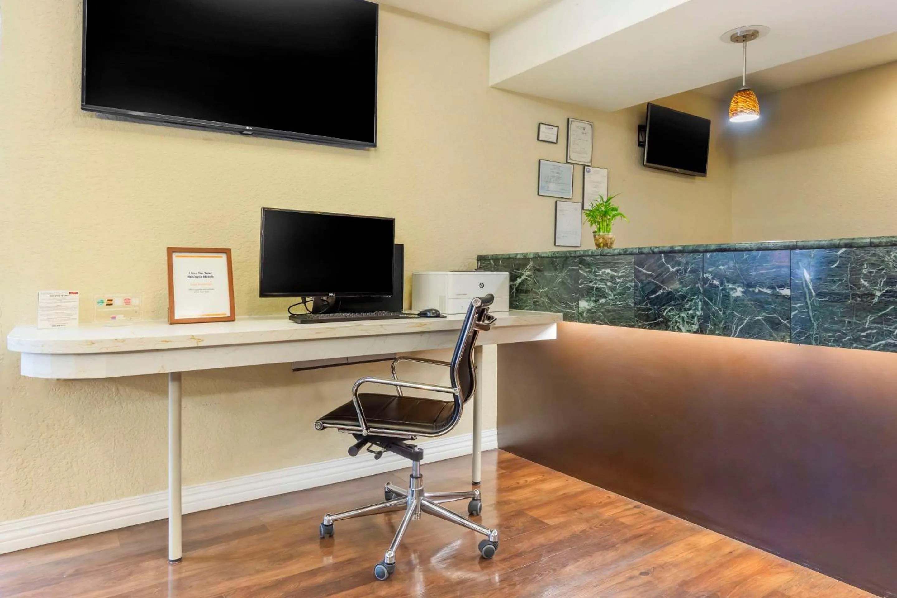 Business facilities in Comfort Inn & Suites Sea-Tac Airport