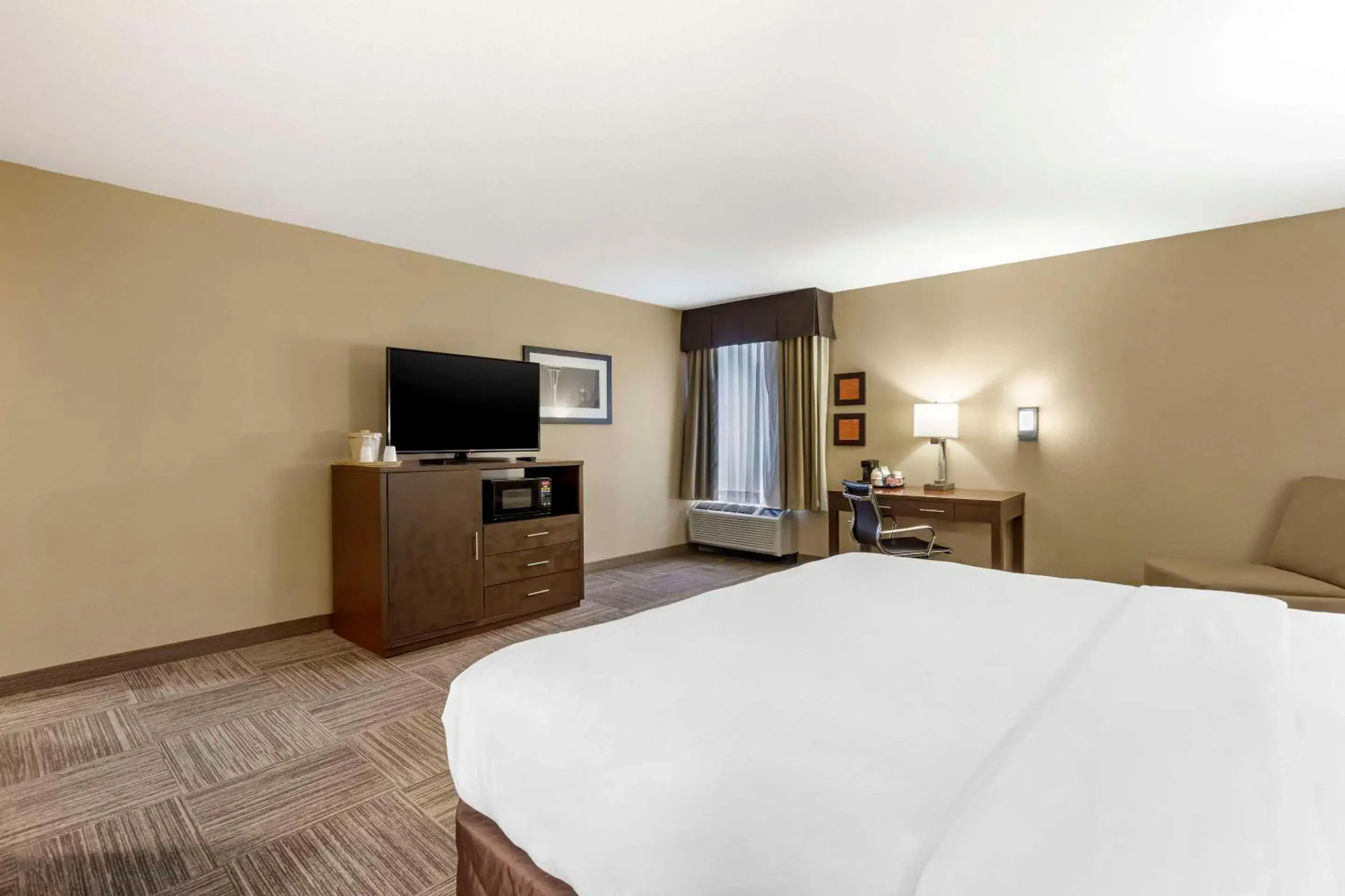 Bedroom, Bed in Comfort Inn & Suites Sea-Tac Airport Bedroom, Bed in Comfort Inn & Suites Sea-Tac Airport