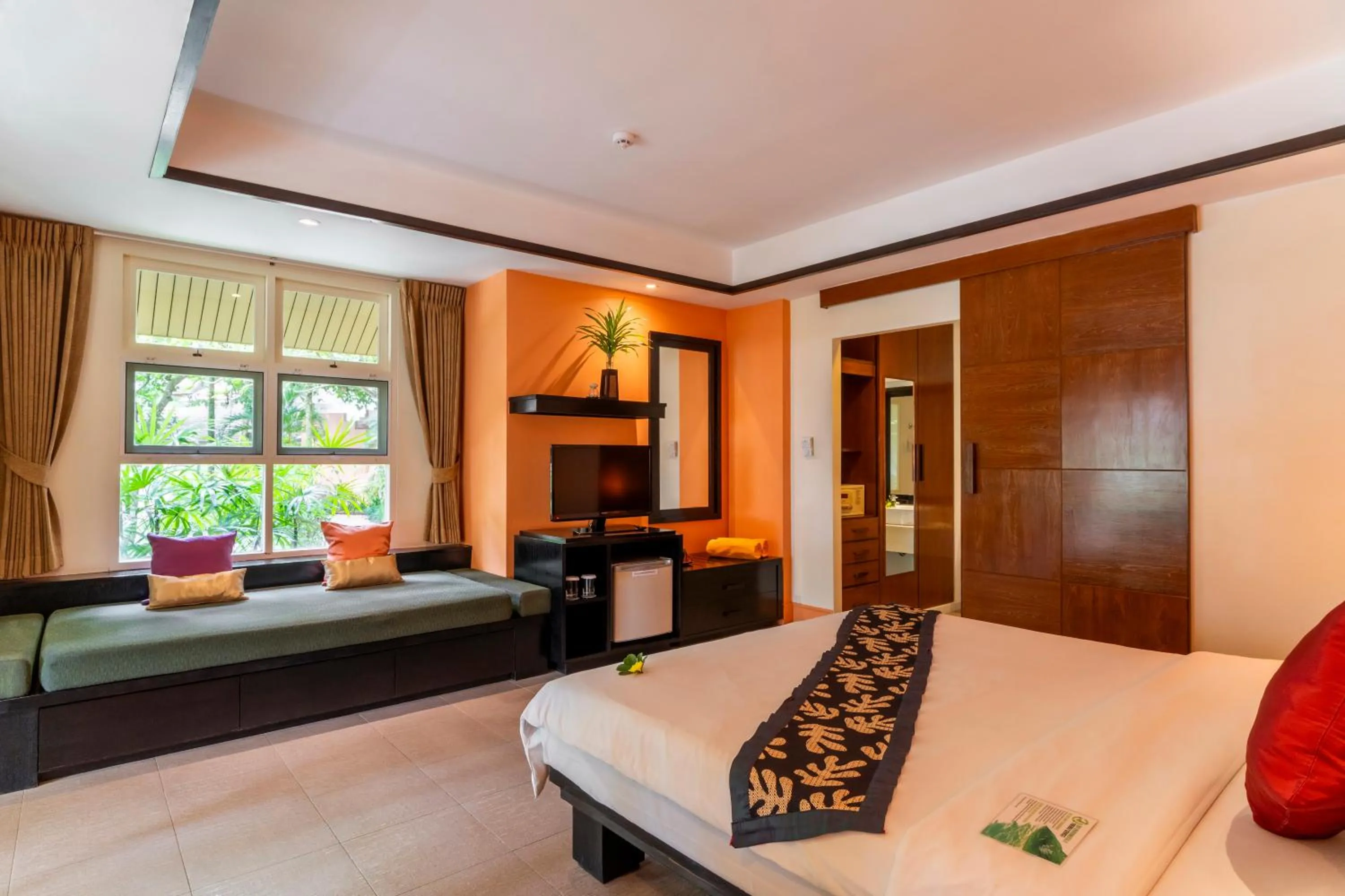 Bed in Baan Khaolak Beach Resort