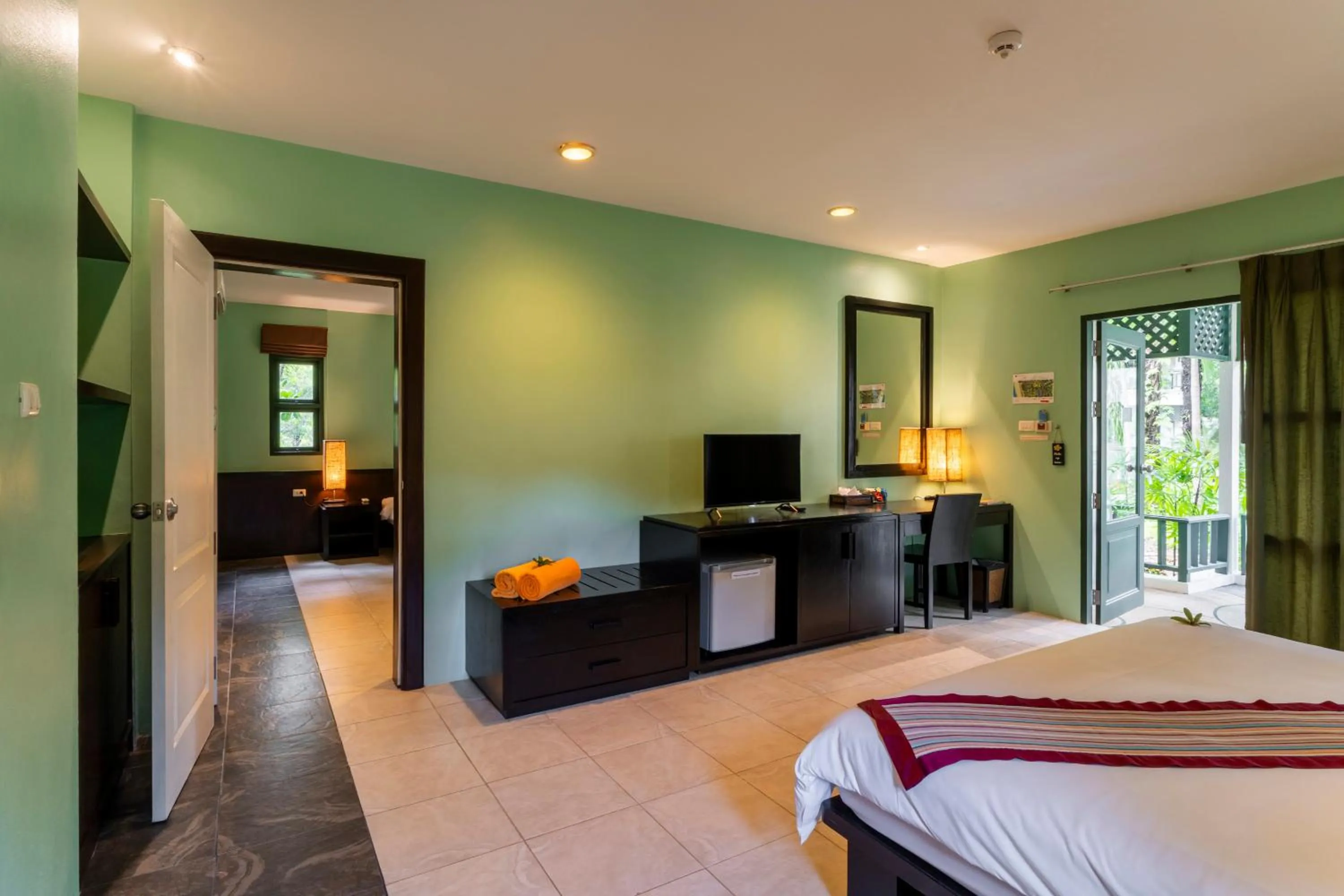 TV and multimedia, Bed in Baan Khaolak Beach Resort