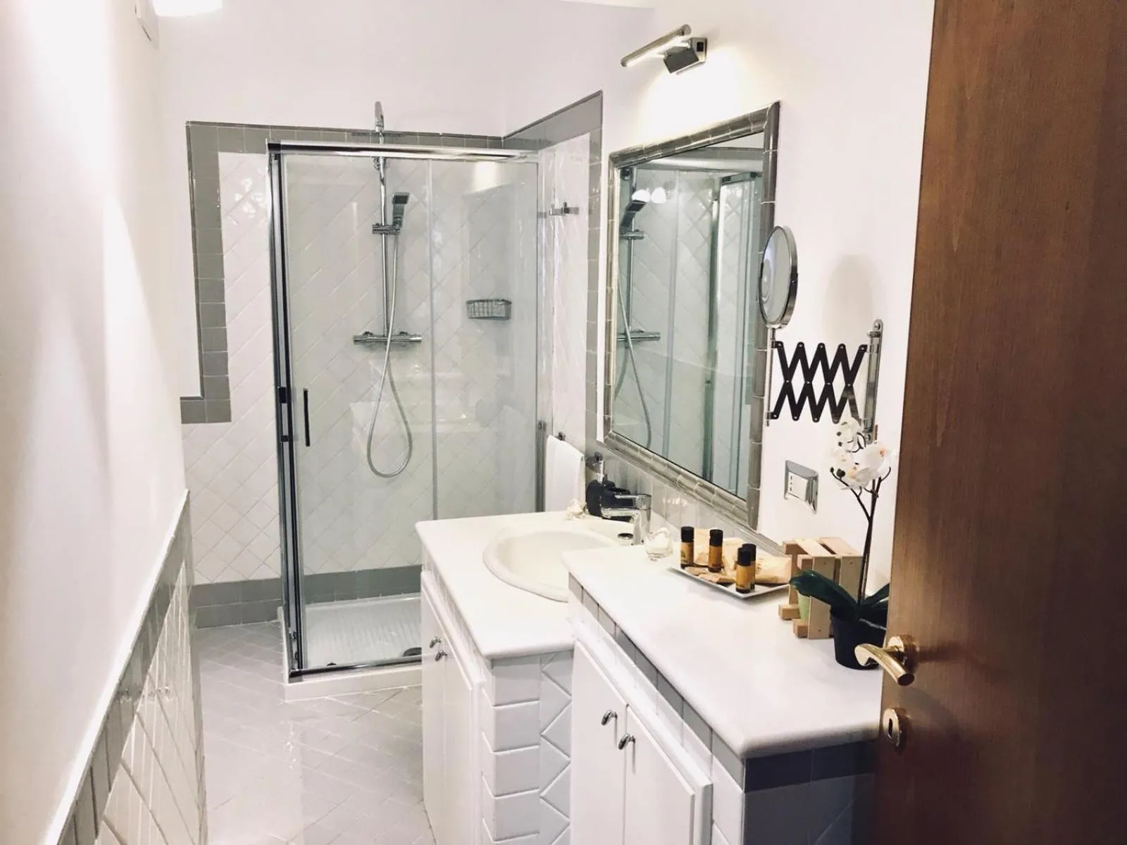 Shower in A DUE PASSI temporary apartment