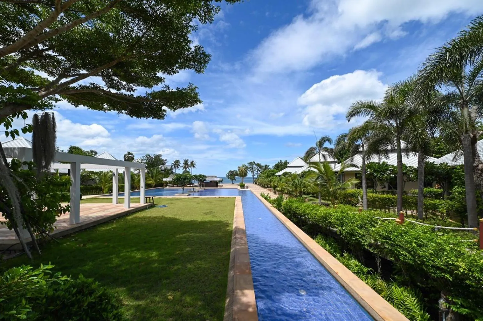 Swimming pool in Sirarun Resort