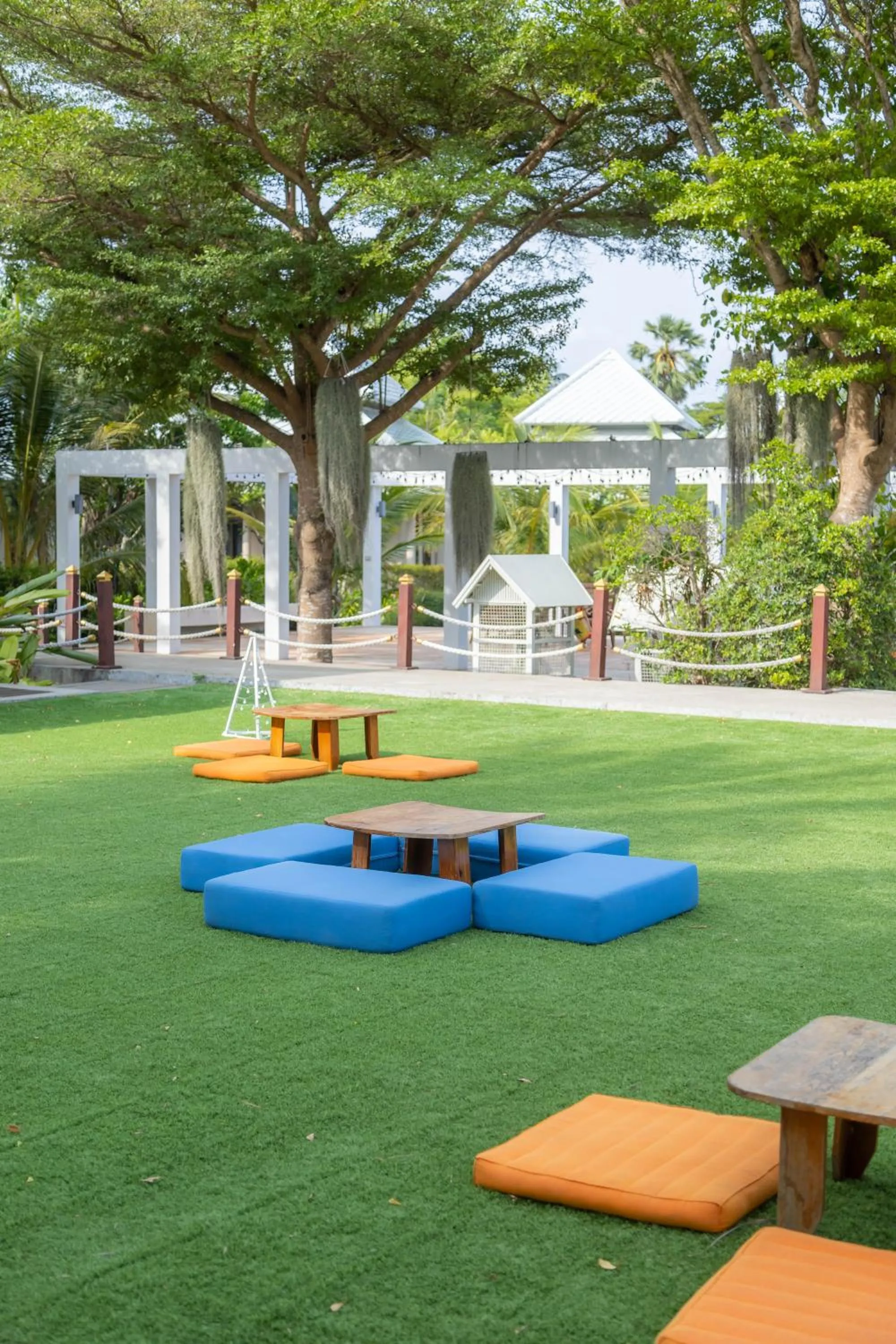 Evening entertainment in Sirarun Resort