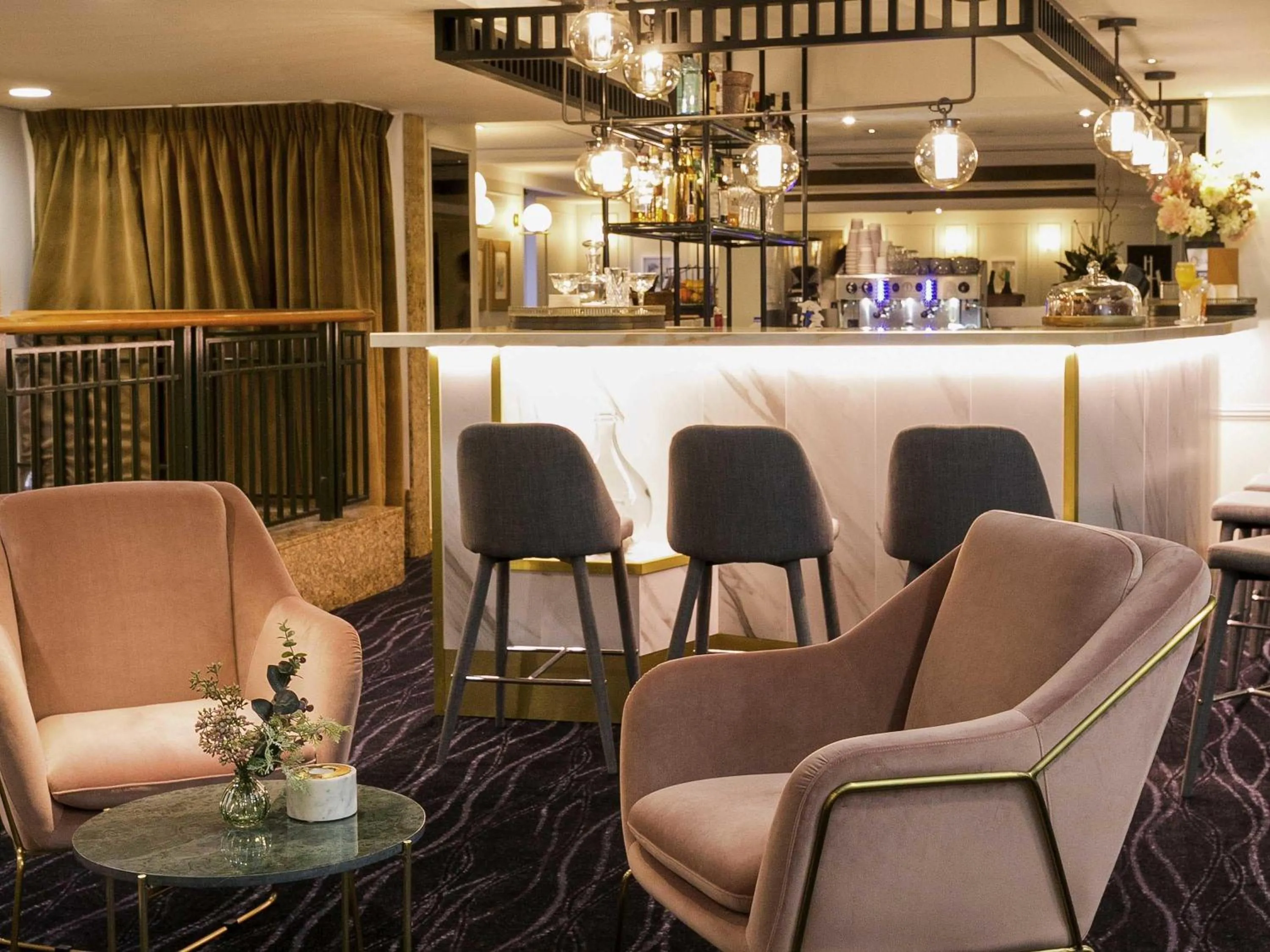 Lounge or bar in The Sebel Quay West Suites Sydney